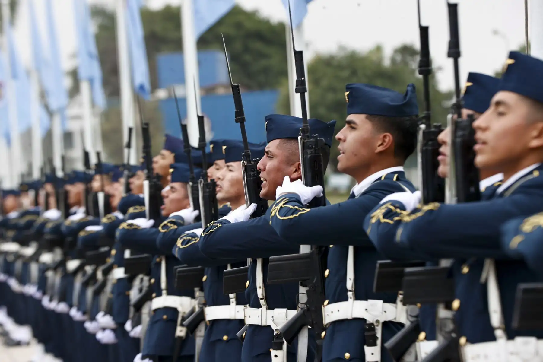 El presidente del Consejo de Ministros, Luis Enrique Arroyo Sánchez, participó en la ceremonia por el 85.° aniversario de la inmolación del capitán FAP José Abelardo Quiñones Gonzales y el Día de la Fuerza Aérea del Perú, realizada en la Base Aérea Las Palmas. 

Foto: ANDINA/Difusión