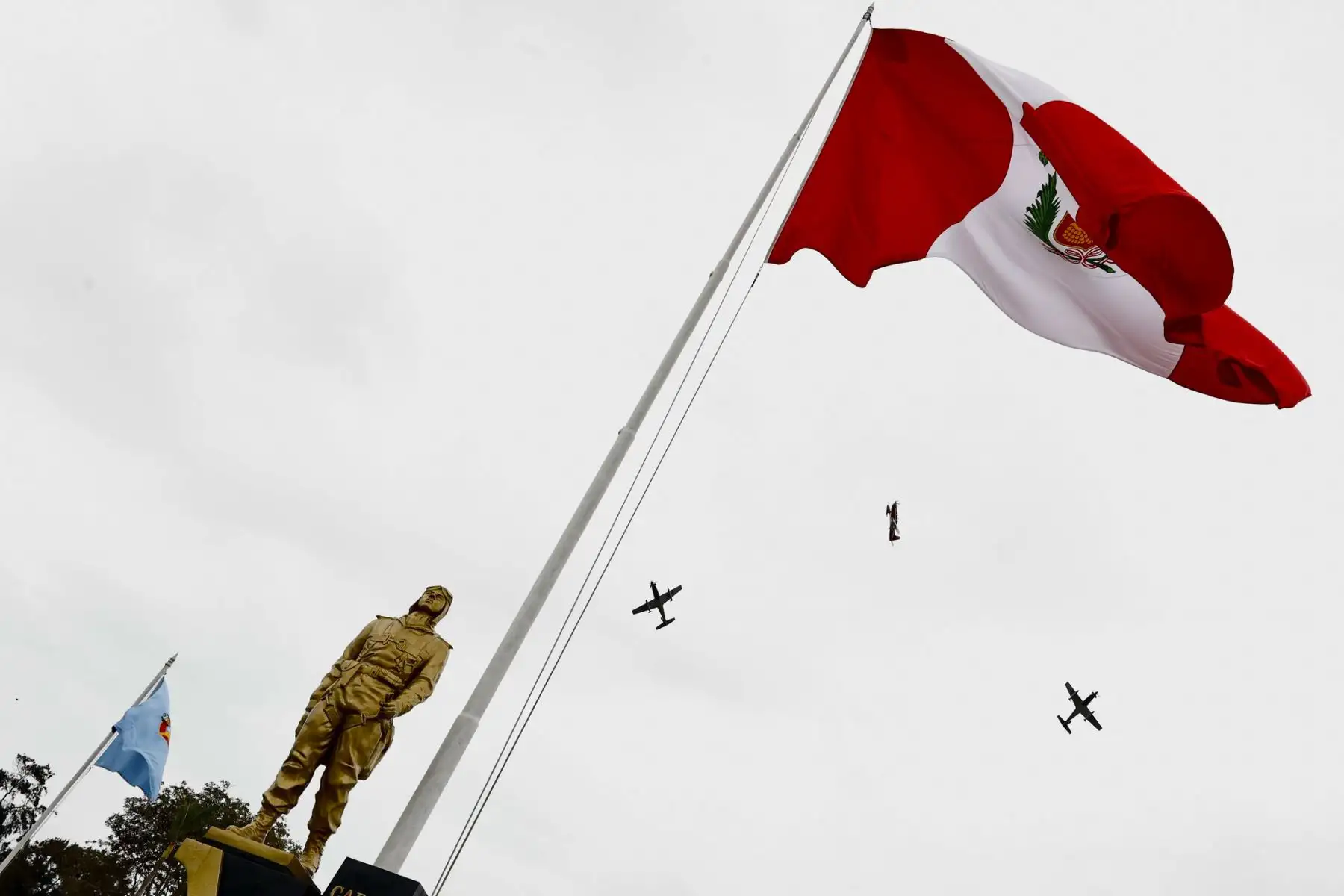 El presidente del Consejo de Ministros, Luis Enrique Arroyo Sánchez, participó en la ceremonia por el 85.° aniversario de la inmolación del capitán FAP José Abelardo Quiñones Gonzales y el Día de la Fuerza Aérea del Perú, realizada en la Base Aérea Las Palmas. 

Foto: ANDINA/Difusión