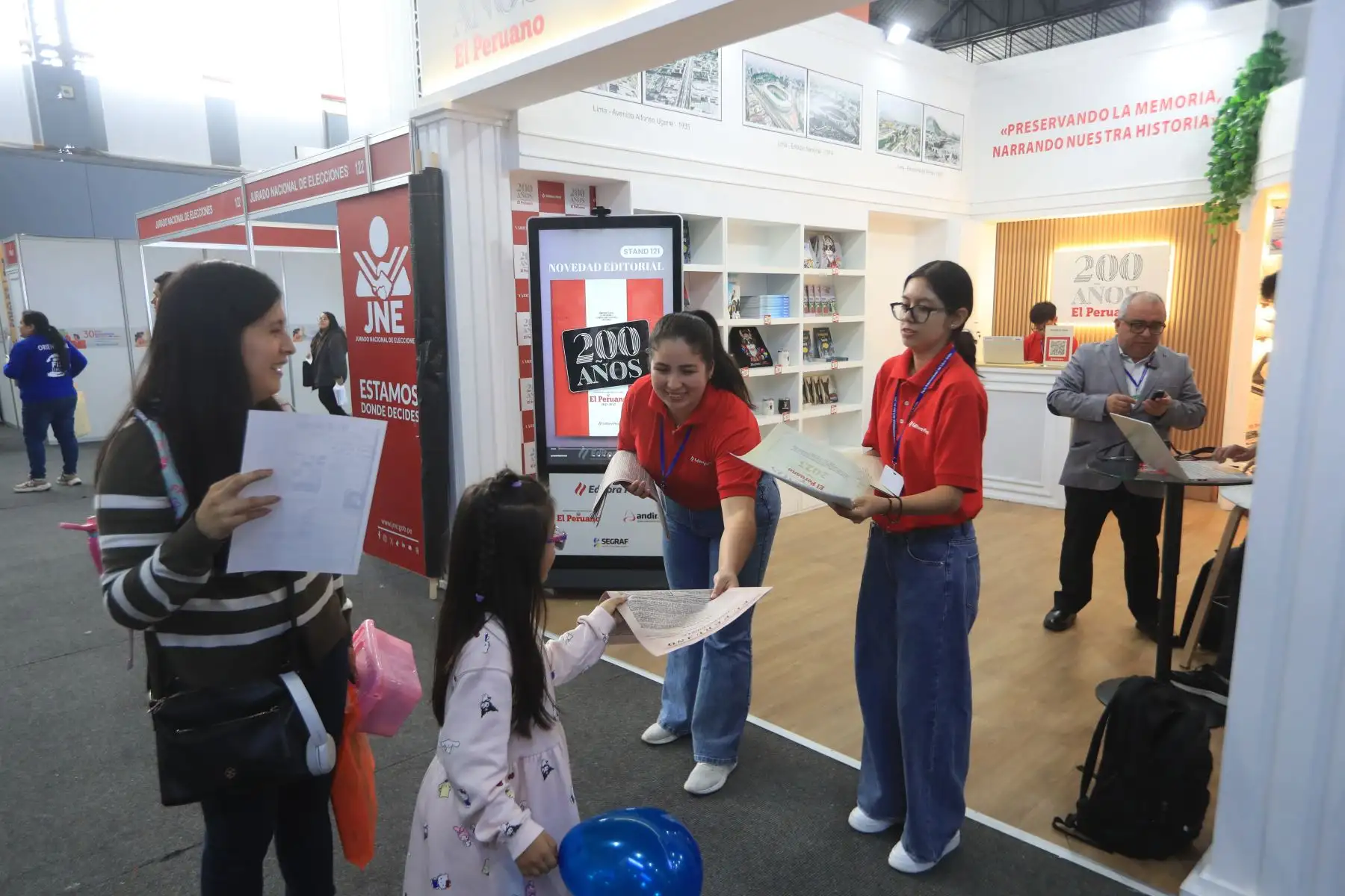 Editora Perú presentará tres títulos de su Fondo Editorial en la Feria Internacional del Libro de Lima 2026: El Peruano 200 años, el lunes 27 de julio a las 8 p. m.; Compendio de Legislación Penal Informática del Perú, el viernes 31 de julio a las 7 p. m.; y Comentarios de Normas Legales: Laboral VI Derecho Colectivo, el lunes 3 de agosto a las 7 p. m. Además, estará presente en el stand 121. Foto: ANDINA/Ricardo Cuba.