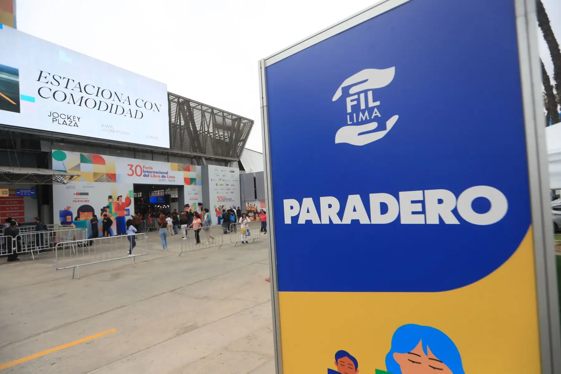 Los visitantes a la Feria Internacional del Libro de Lima pueden trasladarse al recinto ferial en buses gratuitos desde los paraderos ubicados en la calle Sacramento, en el parque de la Amistad, y al costado de Sodimac, en el Jockey Plaza. Foto: ANDINA/Ricardo Cuba.