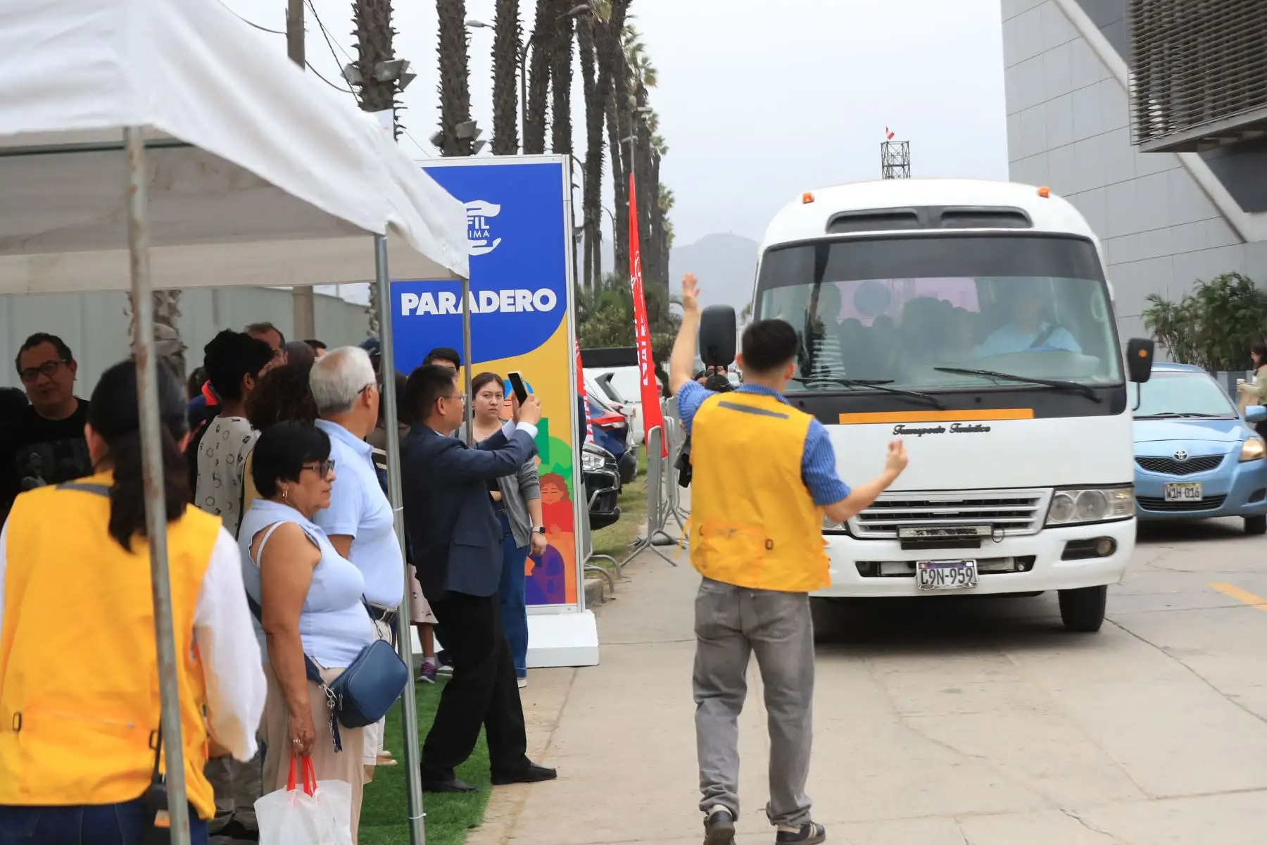 Los visitantes a la Feria Internacional del Libro de Lima pueden trasladarse al recinto ferial en buses gratuitos desde los paraderos ubicados en la calle Sacramento, en el parque de la Amistad, y al costado de Sodimac, en el Jockey Plaza. Foto: ANDINA/Ricardo Cuba.