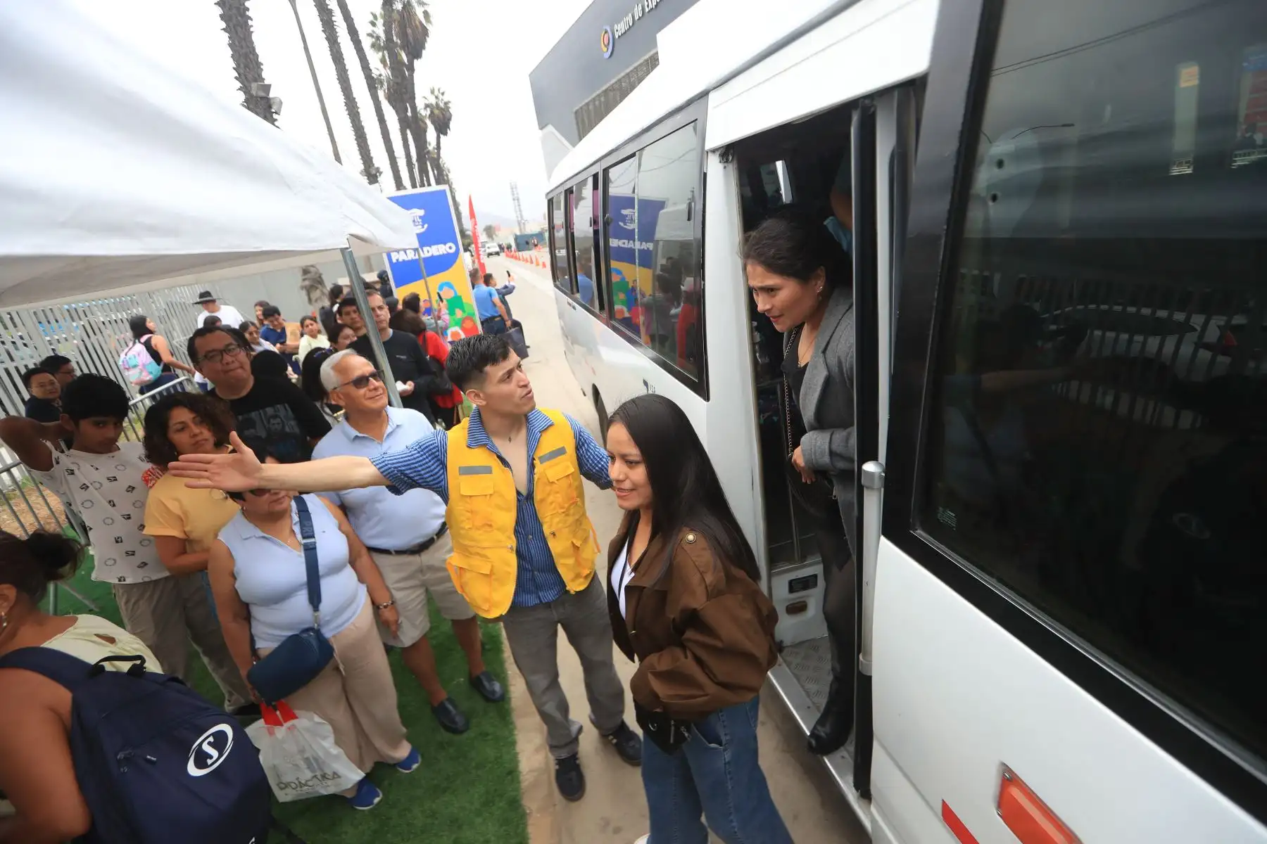 Los visitantes a la Feria Internacional del Libro de Lima pueden trasladarse al recinto ferial en buses gratuitos desde los paraderos ubicados en la calle Sacramento, en el parque de la Amistad, y al costado de Sodimac, en el Jockey Plaza. Foto: ANDINA/Ricardo Cuba.