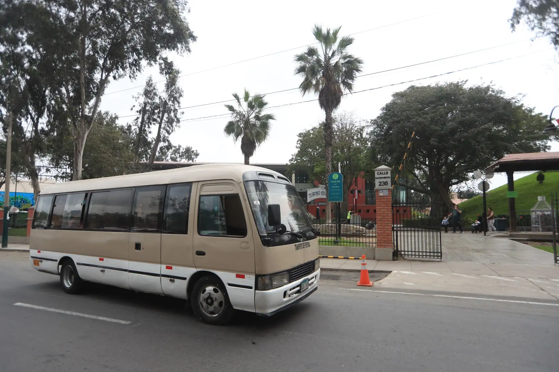 Los visitantes a la Feria Internacional del Libro de Lima pueden trasladarse al recinto ferial en buses gratuitos desde los paraderos ubicados en la calle Sacramento, en el parque de la Amistad, y al costado de Sodimac, en el Jockey Plaza. Foto: ANDINA/Ricardo Cuba.