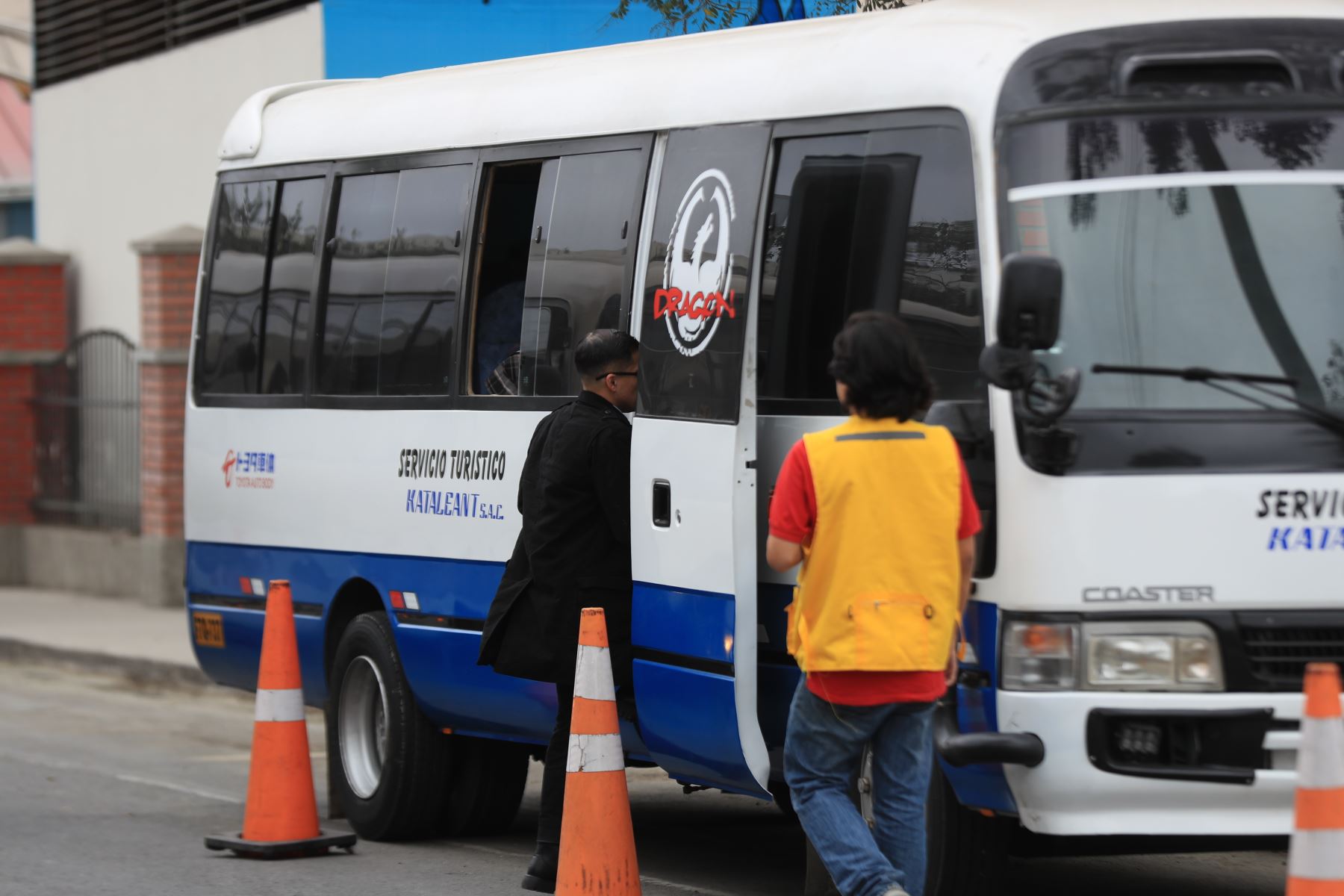Los visitantes a la Feria Internacional del Libro de Lima pueden trasladarse al recinto ferial en buses gratuitos desde los paraderos ubicados en la calle Sacramento, en el parque de la Amistad, y al costado de Sodimac, en el Jockey Plaza. Foto: ANDINA/Ricardo Cuba.
