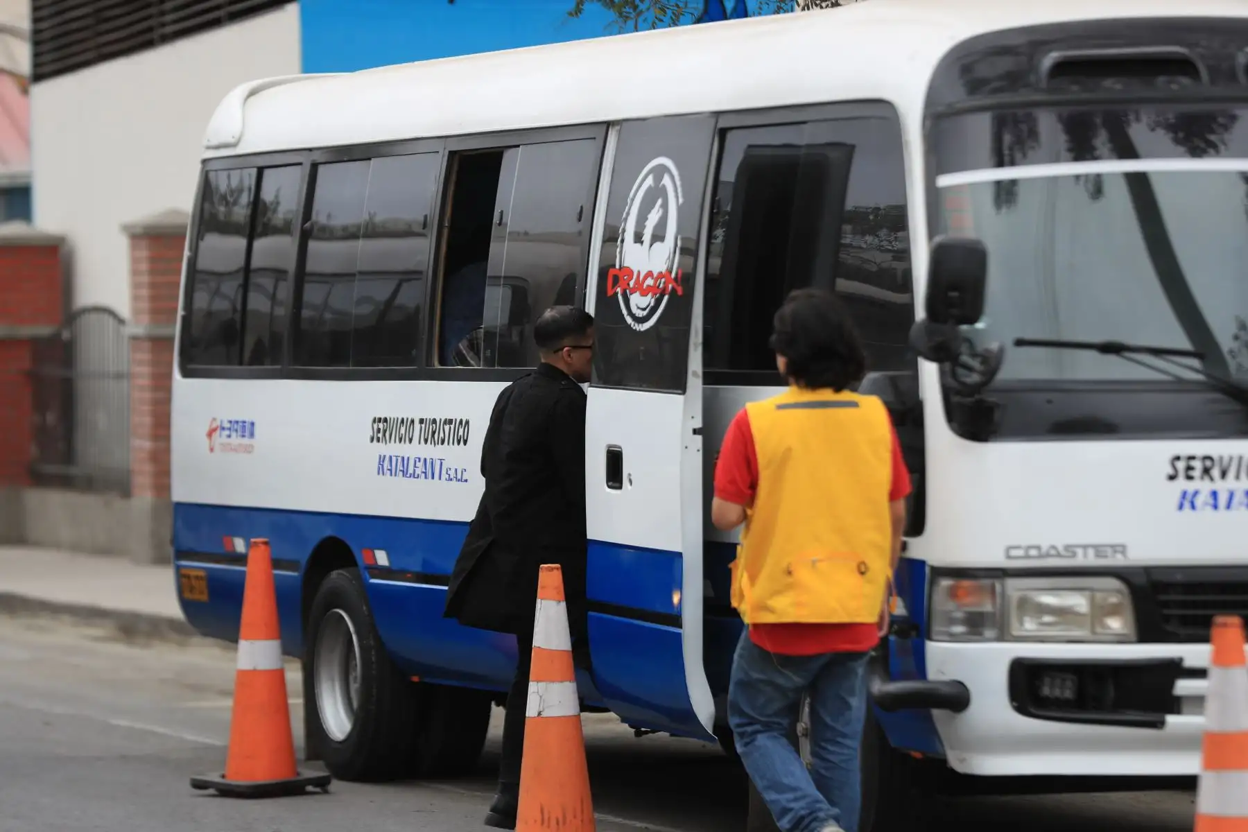Los visitantes a la Feria Internacional del Libro de Lima pueden trasladarse al recinto ferial en buses gratuitos desde los paraderos ubicados en la calle Sacramento, en el parque de la Amistad, y al costado de Sodimac, en el Jockey Plaza. Foto: ANDINA/Ricardo Cuba.