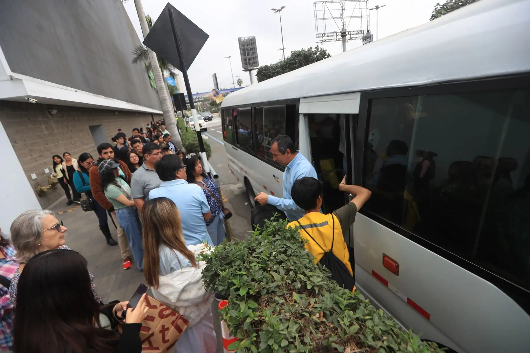 Los visitantes a la Feria Internacional del Libro de Lima pueden trasladarse al recinto ferial en buses gratuitos desde los paraderos ubicados en la calle Sacramento, en el parque de la Amistad, y al costado de Sodimac, en el Jockey Plaza. Foto: ANDINA/Ricardo Cuba.