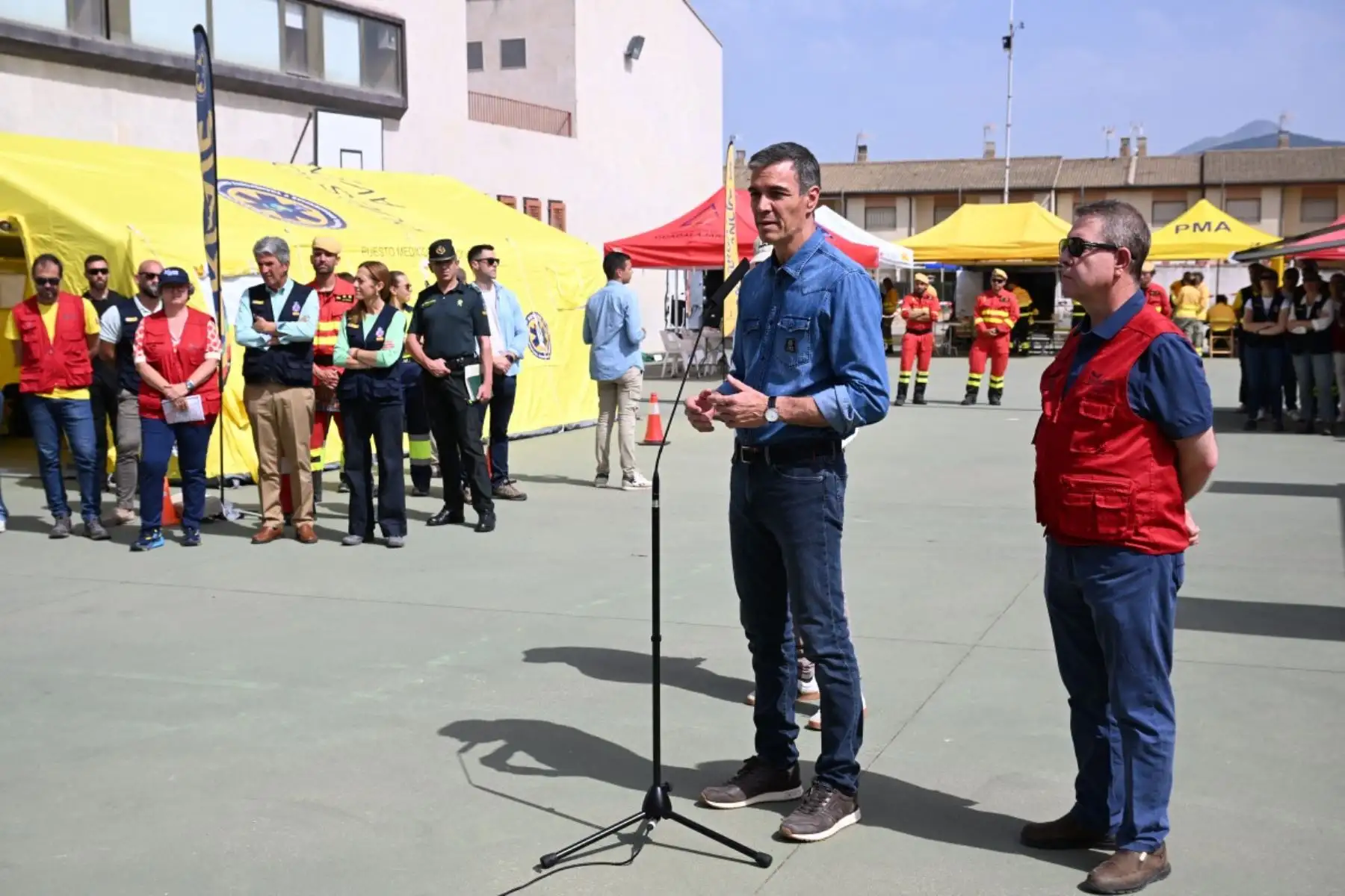 Más de 20,000 personas fueron evacuadas en Le Porge, Francia, por un incendio que afectó 4,800 hectáreas, mientras España reporta más de 10,000 evacuados en Madrid y 32,000 hectáreas arrasadas en Guadalajara. En los últimos días, al menos tres bomberos murieron durante la emergencia que golpea al sur de Europa. Foto: ANDINA/AFP.
