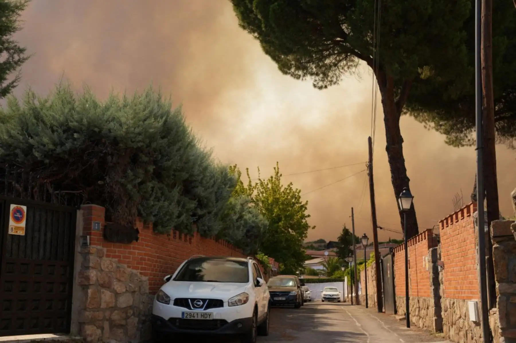 Más de 20,000 personas fueron evacuadas en Le Porge, Francia, por un incendio que afectó 4,800 hectáreas, mientras España reporta más de 10,000 evacuados en Madrid y 32,000 hectáreas arrasadas en Guadalajara. En los últimos días, al menos tres bomberos murieron durante la emergencia que golpea al sur de Europa. Foto: ANDINA/AFP.