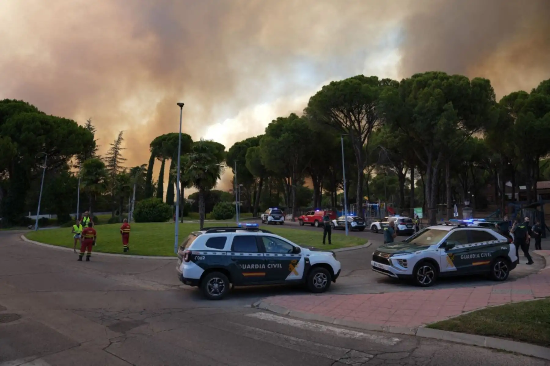 Más de 20,000 personas fueron evacuadas en Le Porge, Francia, por un incendio que afectó 4,800 hectáreas, mientras España reporta más de 10,000 evacuados en Madrid y 32,000 hectáreas arrasadas en Guadalajara. En los últimos días, al menos tres bomberos murieron durante la emergencia que golpea al sur de Europa. Foto: ANDINA/AFP.
