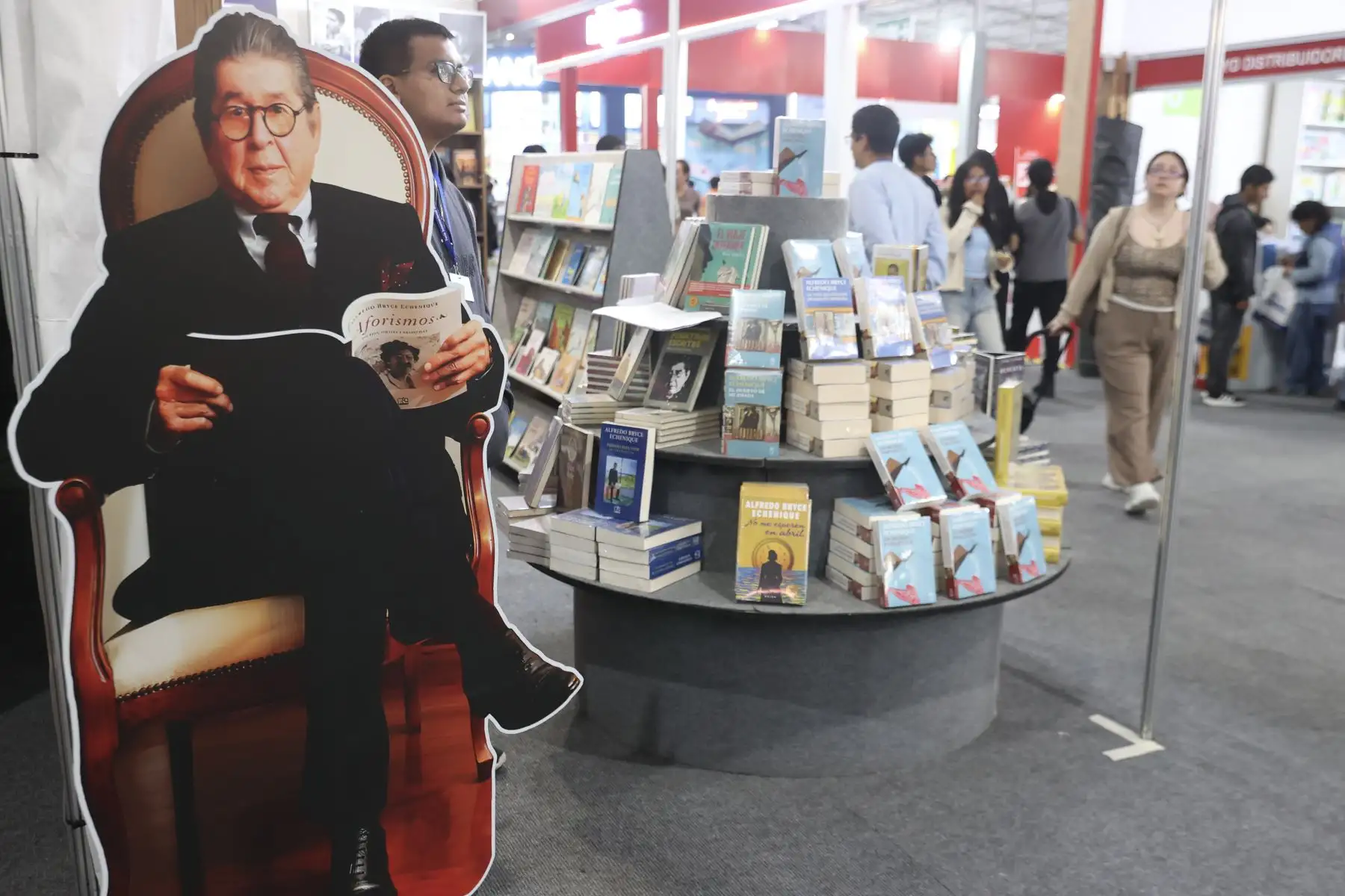 Alfredo Bryce Echenique, es otro de los autores peruanos que cuenta con un lugar especial donde se da a conocer su trayectoria. Foto: ANDINA/Melina Mejía