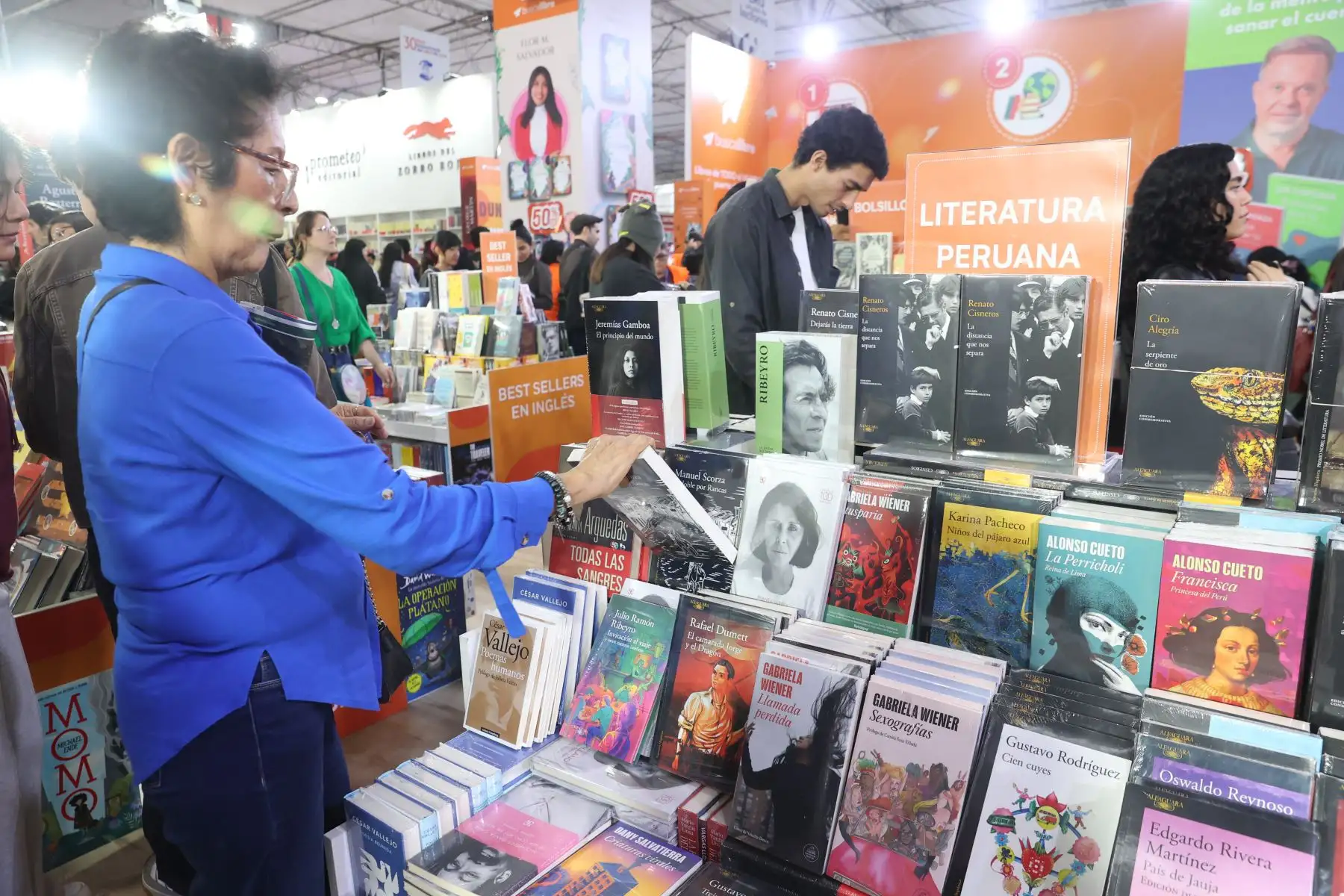 En varios stands de las principales librerías, los visitantes encuentran obras de autores peruanos contemporáneos y clásicos, entre ellos Ribeyro, Bryce Echenique, Varela y Vargas Llosa. Foto: ANDINA/Melina Mejía.