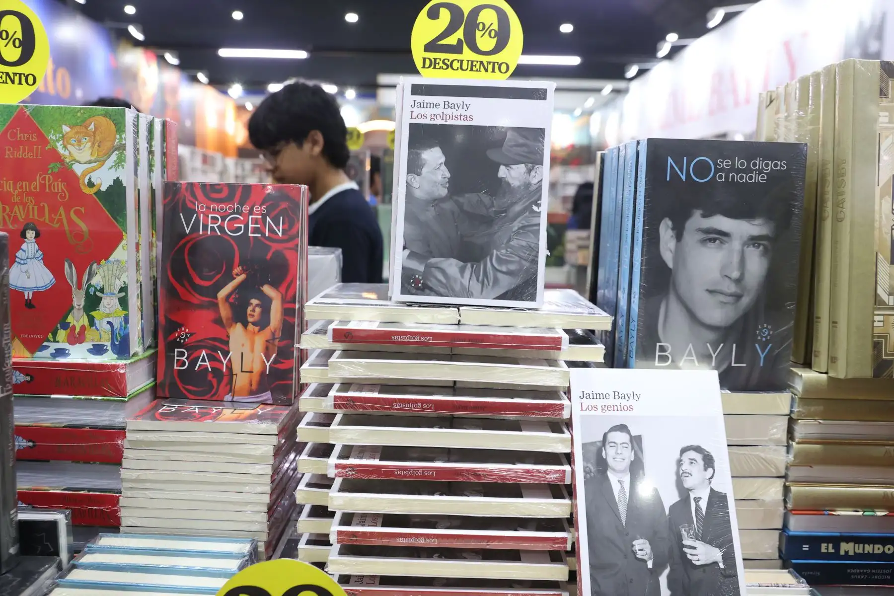 Las obras de Jaime Bayly, autor de No se lo digas a nadie y Los últimos días de La Prensa, se encuentran con descuentos en el stand de Heraldos Negros. Foto: ANDINA/Melina Mejía.