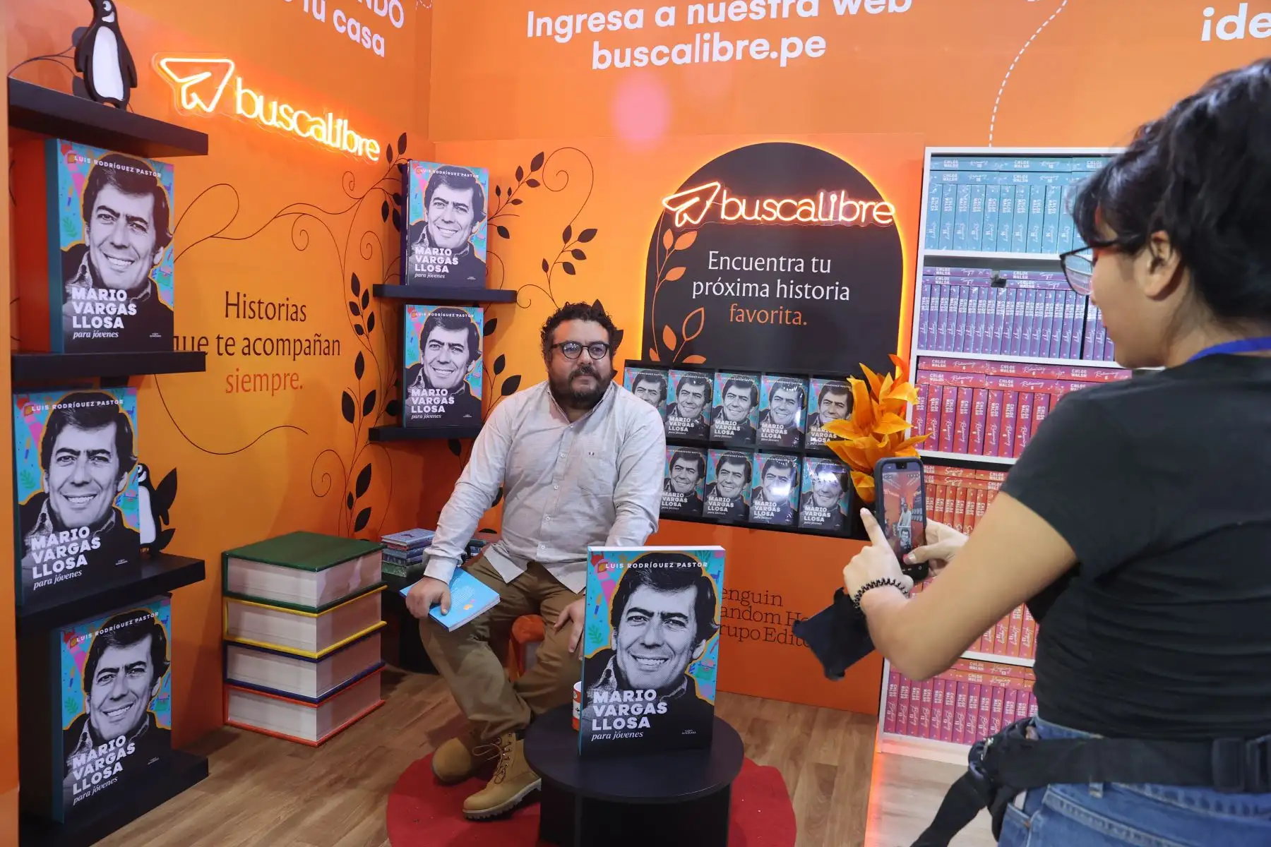 El Nobel peruano Mario Vargas Llosa destaca en el stand de Busca Libre con publicaciones dedicadas a su trayectoria literaria. El público puede encontrar títulos vinculados al autor de La ciudad y los perros, La casa verde y Conversación en La Catedral. Foto: ANDINA/Melina Mejía.