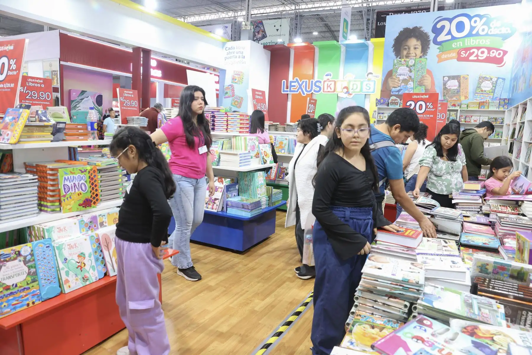 La literatura infantil ha ganado un espacio cada vez más visible en las últimas ediciones de la FIL Lima. En el recinto ferial, los visitantes encuentran stands dedicados a libros para niñas y niños, con propuestas editoriales que acercan a las familias a la lectura y amplían la oferta cultural de la feria. Foto: ANDINA/Melina Mejía.