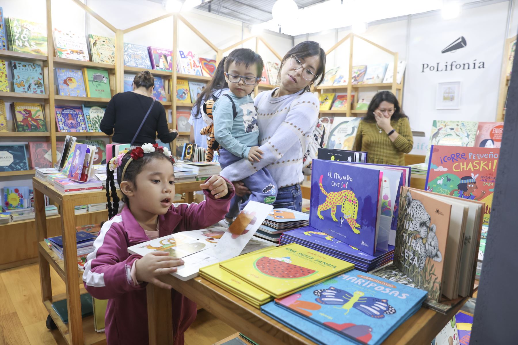 La literatura infantil ha ganado un espacio cada vez más visible en las últimas ediciones de la FIL Lima. En el recinto ferial, los visitantes encuentran stands dedicados a libros para niñas y niños, con propuestas editoriales que acercan a las familias a la lectura y amplían la oferta cultural de la feria. Foto: ANDINA/Melina Mejía.