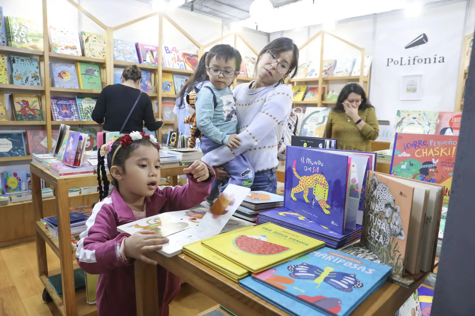 La literatura infantil ha ganado un espacio cada vez más visible en las últimas ediciones de la FIL Lima. En el recinto ferial, los visitantes encuentran stands dedicados a libros para niñas y niños, con propuestas editoriales que acercan a las familias a la lectura y amplían la oferta cultural de la feria. Foto: ANDINA/Melina Mejía.