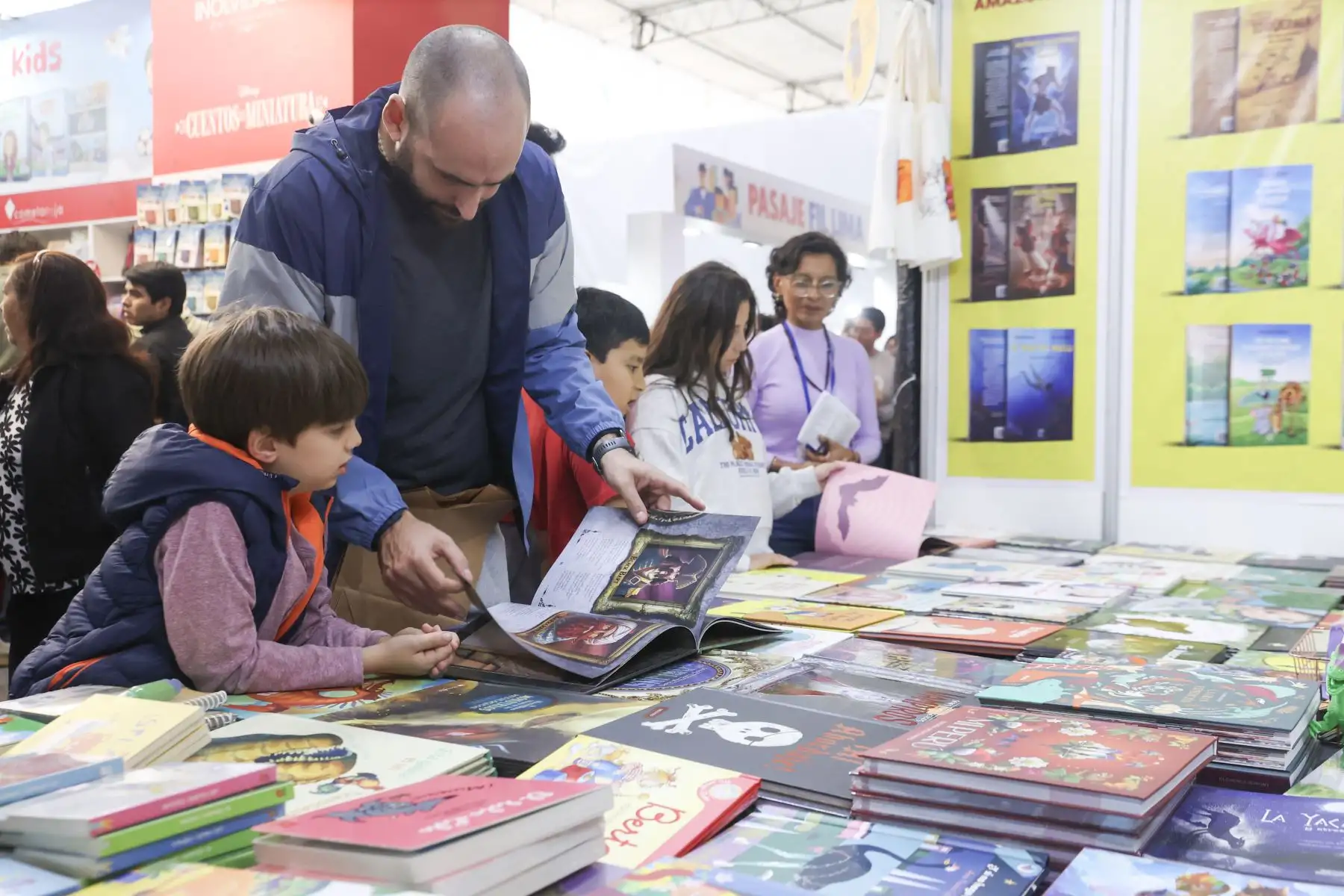 La literatura infantil ha ganado un espacio cada vez más visible en las últimas ediciones de la FIL Lima. En el recinto ferial, los visitantes encuentran stands dedicados a libros para niñas y niños, con propuestas editoriales que acercan a las familias a la lectura y amplían la oferta cultural de la feria. Foto: ANDINA/Melina Mejía.