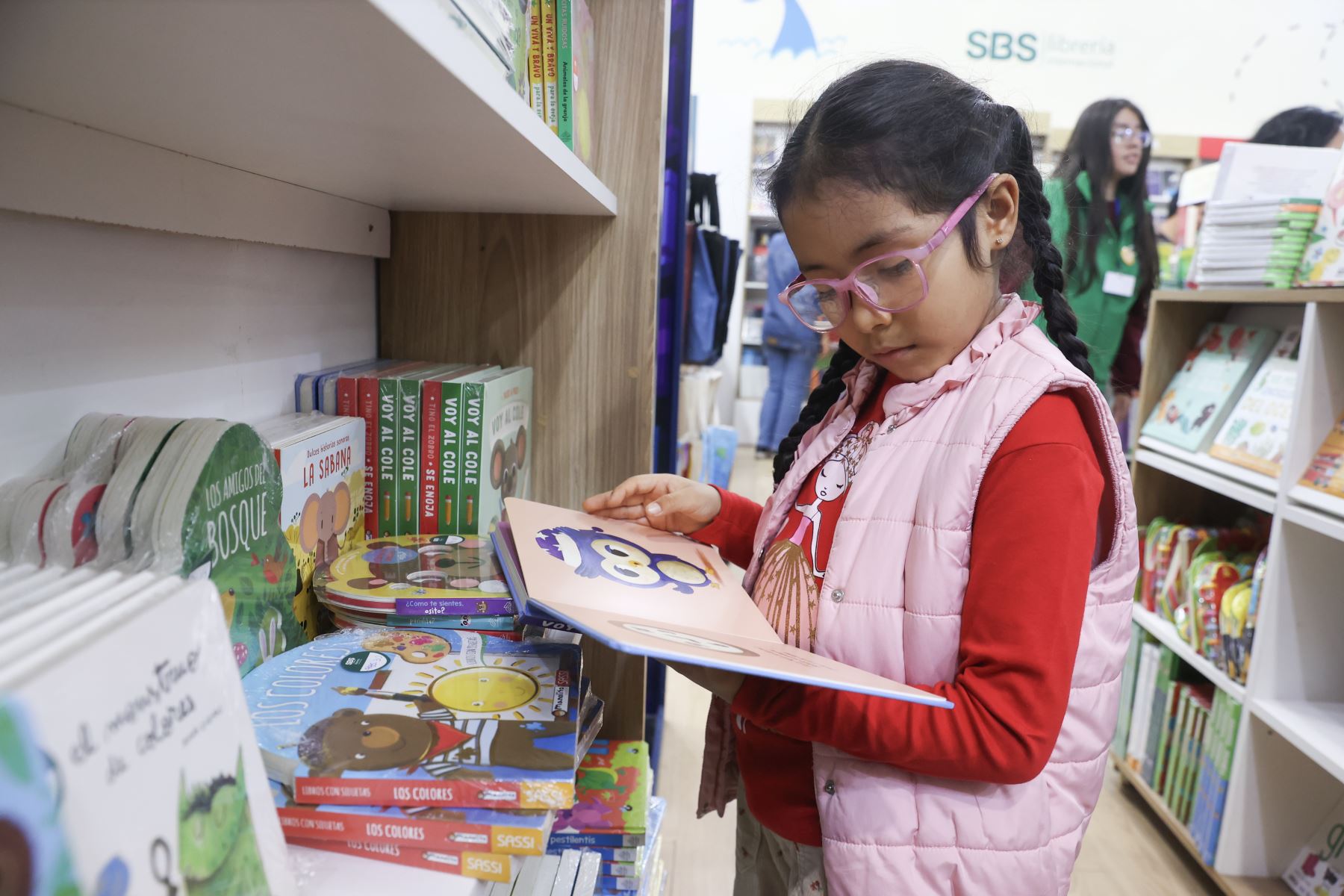 La literatura infantil ha ganado un espacio cada vez más visible en las últimas ediciones de la FIL Lima. En el recinto ferial, los visitantes encuentran stands dedicados a libros para niñas y niños, con propuestas editoriales que acercan a las familias a la lectura y amplían la oferta cultural de la feria. Foto: ANDINA/Melina Mejía.