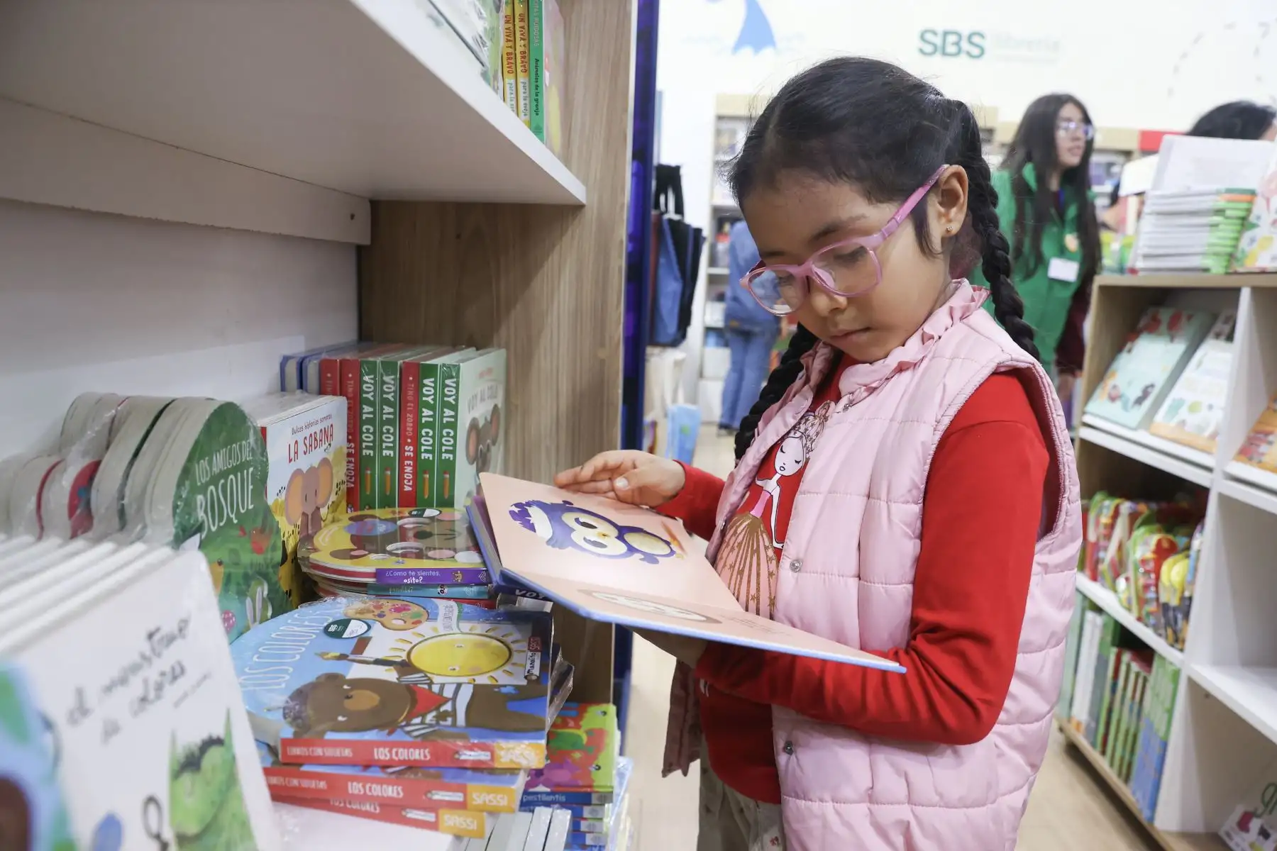 La literatura infantil ha ganado un espacio cada vez más visible en las últimas ediciones de la FIL Lima. En el recinto ferial, los visitantes encuentran stands dedicados a libros para niñas y niños, con propuestas editoriales que acercan a las familias a la lectura y amplían la oferta cultural de la feria. Foto: ANDINA/Melina Mejía.