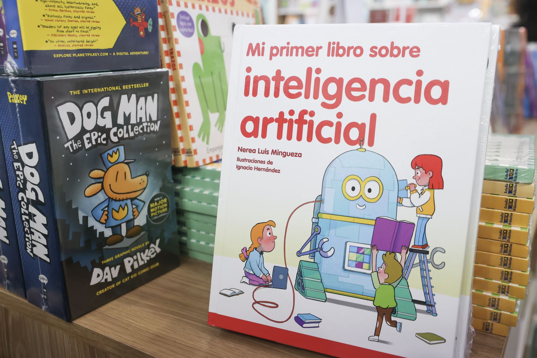 La literatura infantil ha ganado un espacio cada vez más visible en las últimas ediciones de la FIL Lima. En el recinto ferial, los visitantes encuentran stands dedicados a libros para niñas y niños, con propuestas editoriales que acercan a las familias a la lectura y amplían la oferta cultural de la feria. Foto: ANDINA/Melina Mejía.