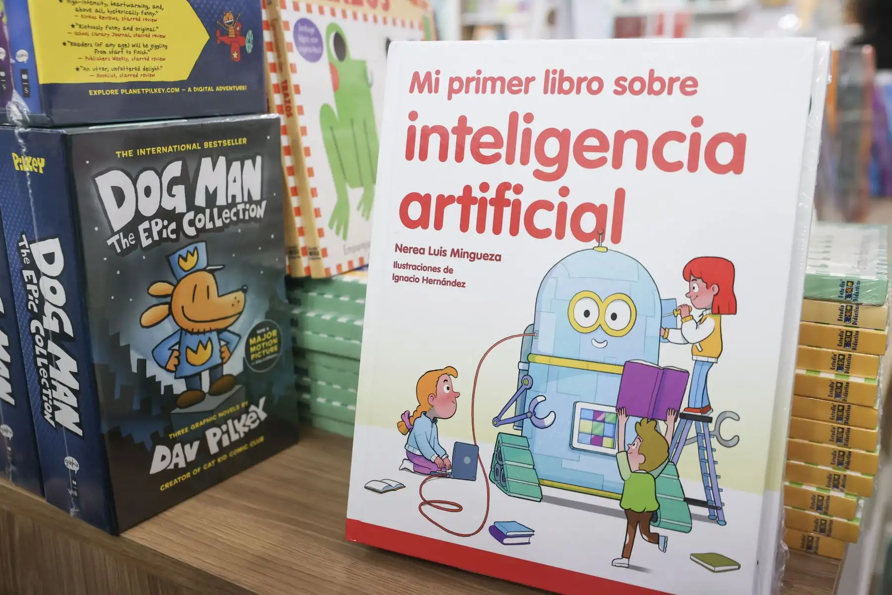 La literatura infantil ha ganado un espacio cada vez más visible en las últimas ediciones de la FIL Lima. En el recinto ferial, los visitantes encuentran stands dedicados a libros para niñas y niños, con propuestas editoriales que acercan a las familias a la lectura y amplían la oferta cultural de la feria. Foto: ANDINA/Melina Mejía.