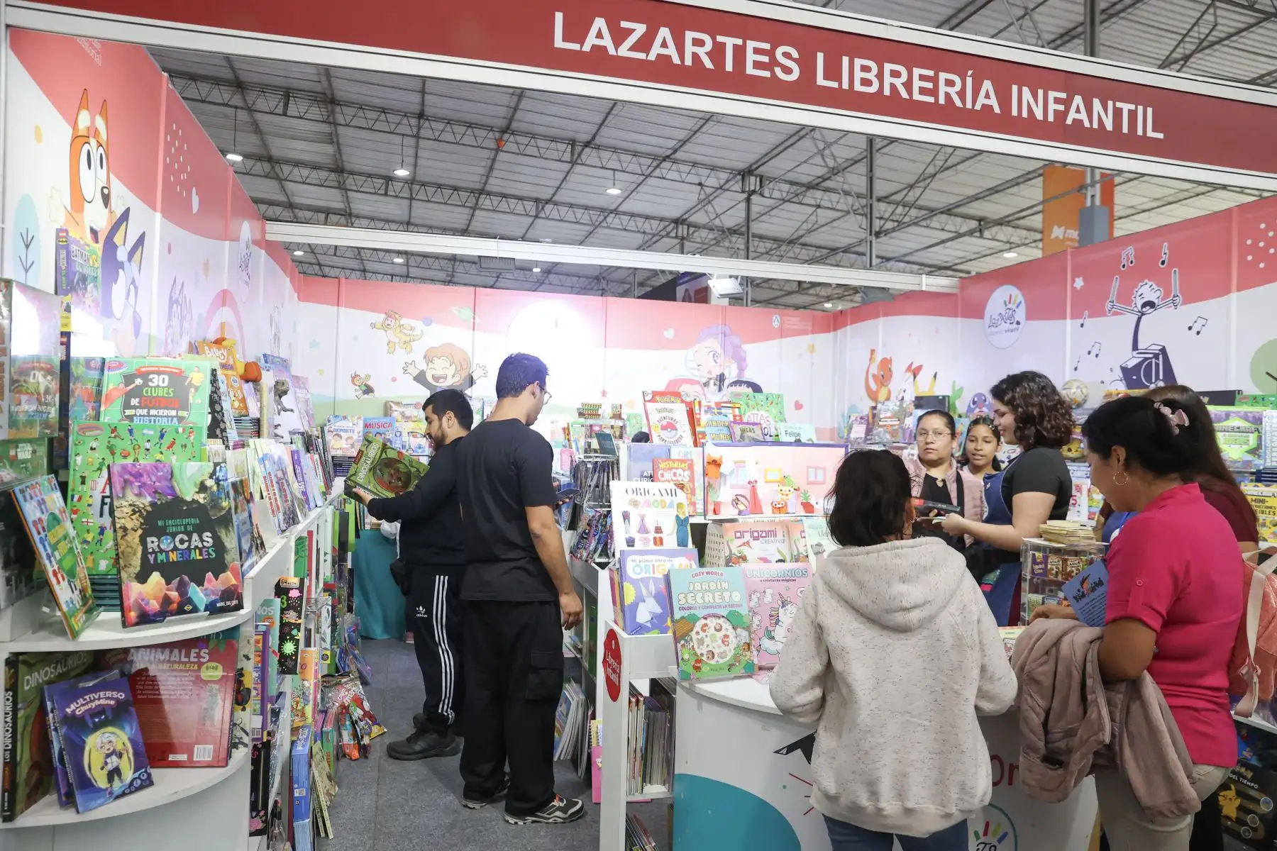 La literatura infantil ha ganado un espacio cada vez más visible en las últimas ediciones de la FIL Lima. En el recinto ferial, los visitantes encuentran stands dedicados a libros para niñas y niños, con propuestas editoriales que acercan a las familias a la lectura y amplían la oferta cultural de la feria. Foto: ANDINA/Melina Mejía.