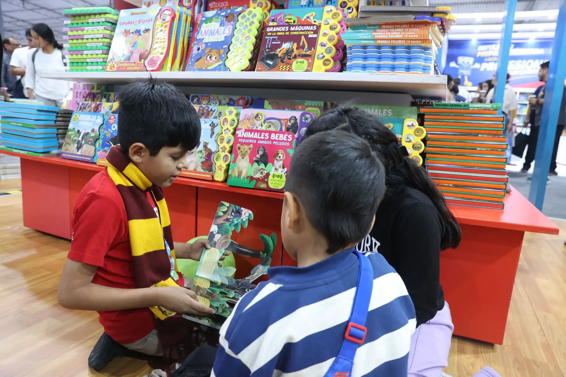 La literatura infantil ha ganado un espacio cada vez más visible en las últimas ediciones de la FIL Lima. En el recinto ferial, los visitantes encuentran stands dedicados a libros para niñas y niños, con propuestas editoriales que acercan a las familias a la lectura y amplían la oferta cultural de la feria. Foto: ANDINA/Melina Mejía.