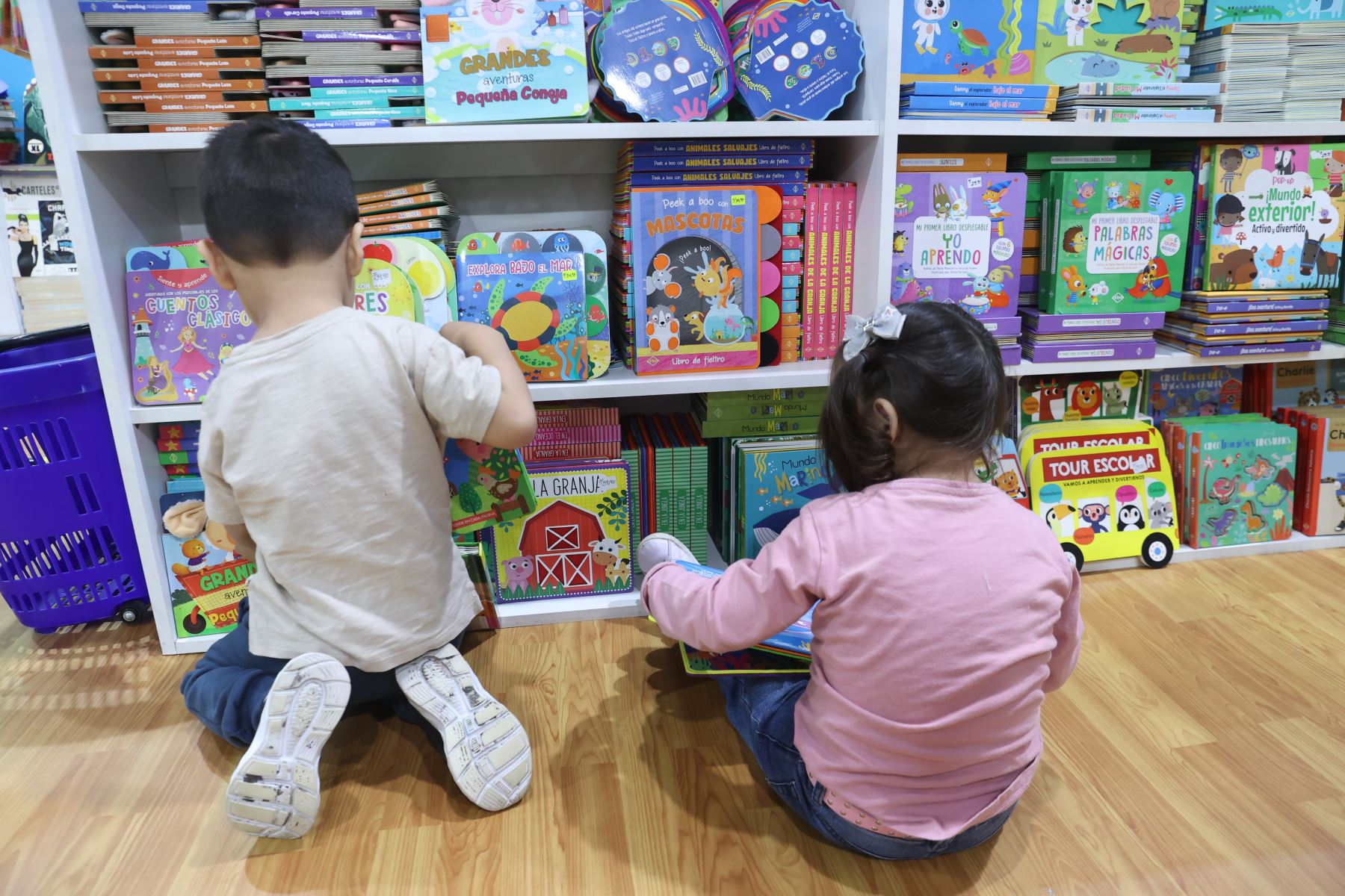 La literatura infantil ha ganado un espacio cada vez más visible en las últimas ediciones de la FIL Lima. En el recinto ferial, los visitantes encuentran stands dedicados a libros para niñas y niños, con propuestas editoriales que acercan a las familias a la lectura y amplían la oferta cultural de la feria. Foto: ANDINA/Melina Mejía.