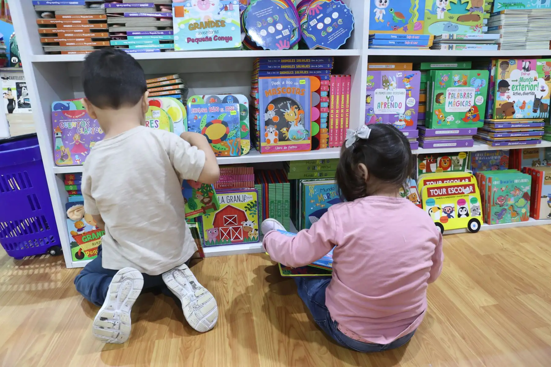 La literatura infantil ha ganado un espacio cada vez más visible en las últimas ediciones de la FIL Lima. En el recinto ferial, los visitantes encuentran stands dedicados a libros para niñas y niños, con propuestas editoriales que acercan a las familias a la lectura y amplían la oferta cultural de la feria. Foto: ANDINA/Melina Mejía.