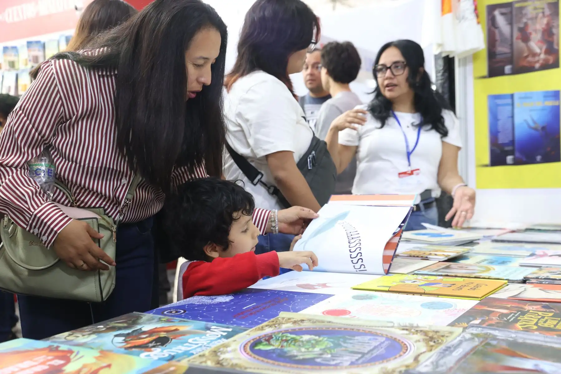 La literatura infantil ha ganado un espacio cada vez más visible en las últimas ediciones de la FIL Lima. En el recinto ferial, los visitantes encuentran stands dedicados a libros para niñas y niños, con propuestas editoriales que acercan a las familias a la lectura y amplían la oferta cultural de la feria. Foto: ANDINA/Melina Mejía.
