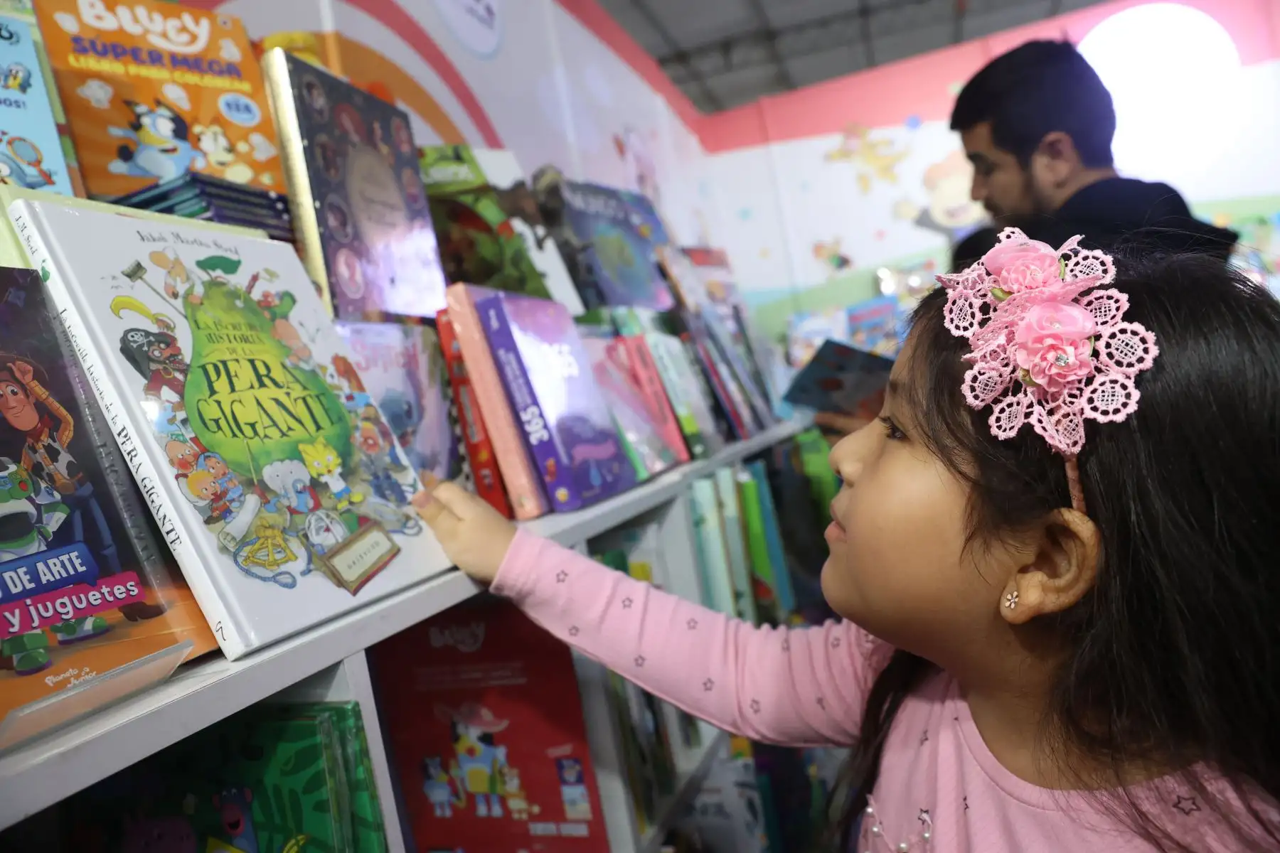 La literatura infantil ha ganado un espacio cada vez más visible en las últimas ediciones de la FIL Lima. En el recinto ferial, los visitantes encuentran stands dedicados a libros para niñas y niños, con propuestas editoriales que acercan a las familias a la lectura y amplían la oferta cultural de la feria. Foto: ANDINA/Melina Mejía.