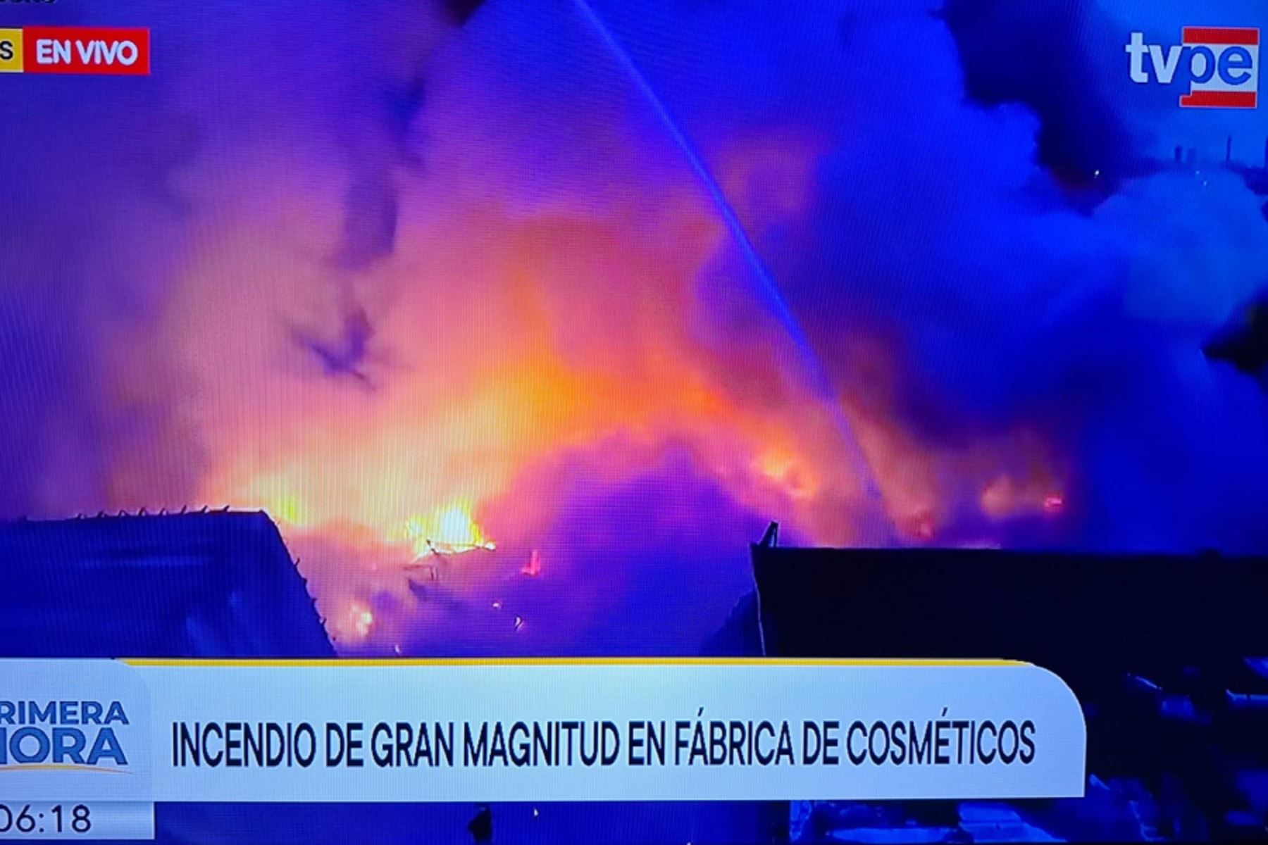 Los Olivos: incendio de grandes proporciones consume fábrica de cosméticos