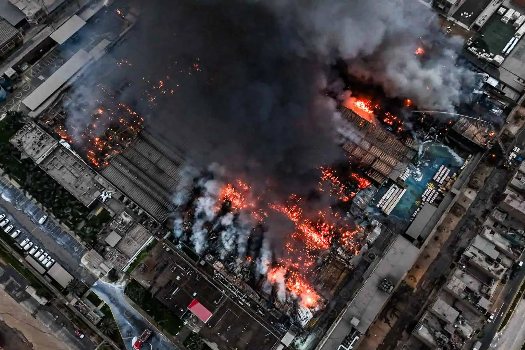 Más de 20 unidades del Cuerpo General de Bomberos Voluntarios del Perú participan en las labores de extinción del incendio registrado en la fábrica de Yobel. Foto: ANDINA/ Juan Carlos Guzmán