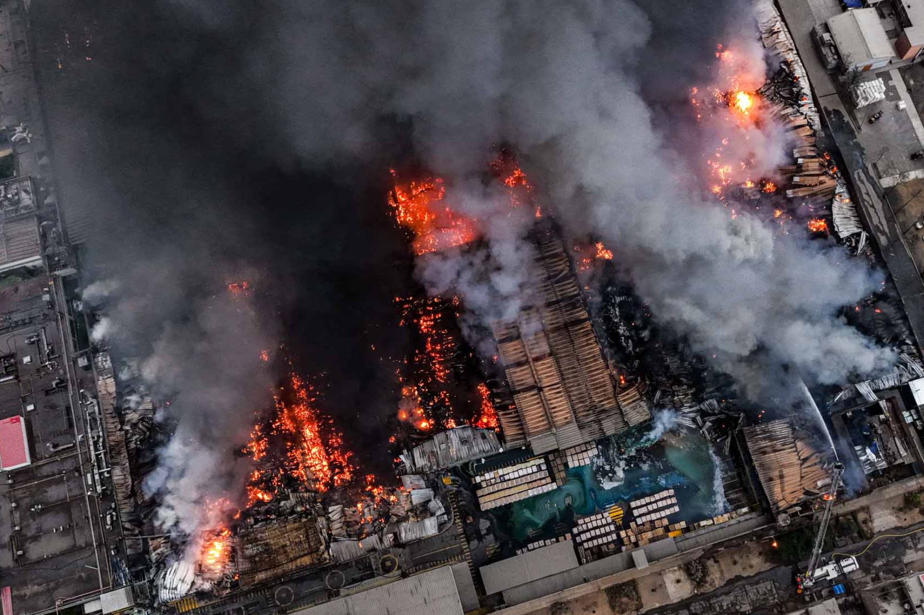 El incendio se registra desde la madrugada en la planta de Yobel, ubicada en la avenida San Genaro, en el distrito de Los Olivos. Foto: ANDINA/ Juan Carlos Guzmán