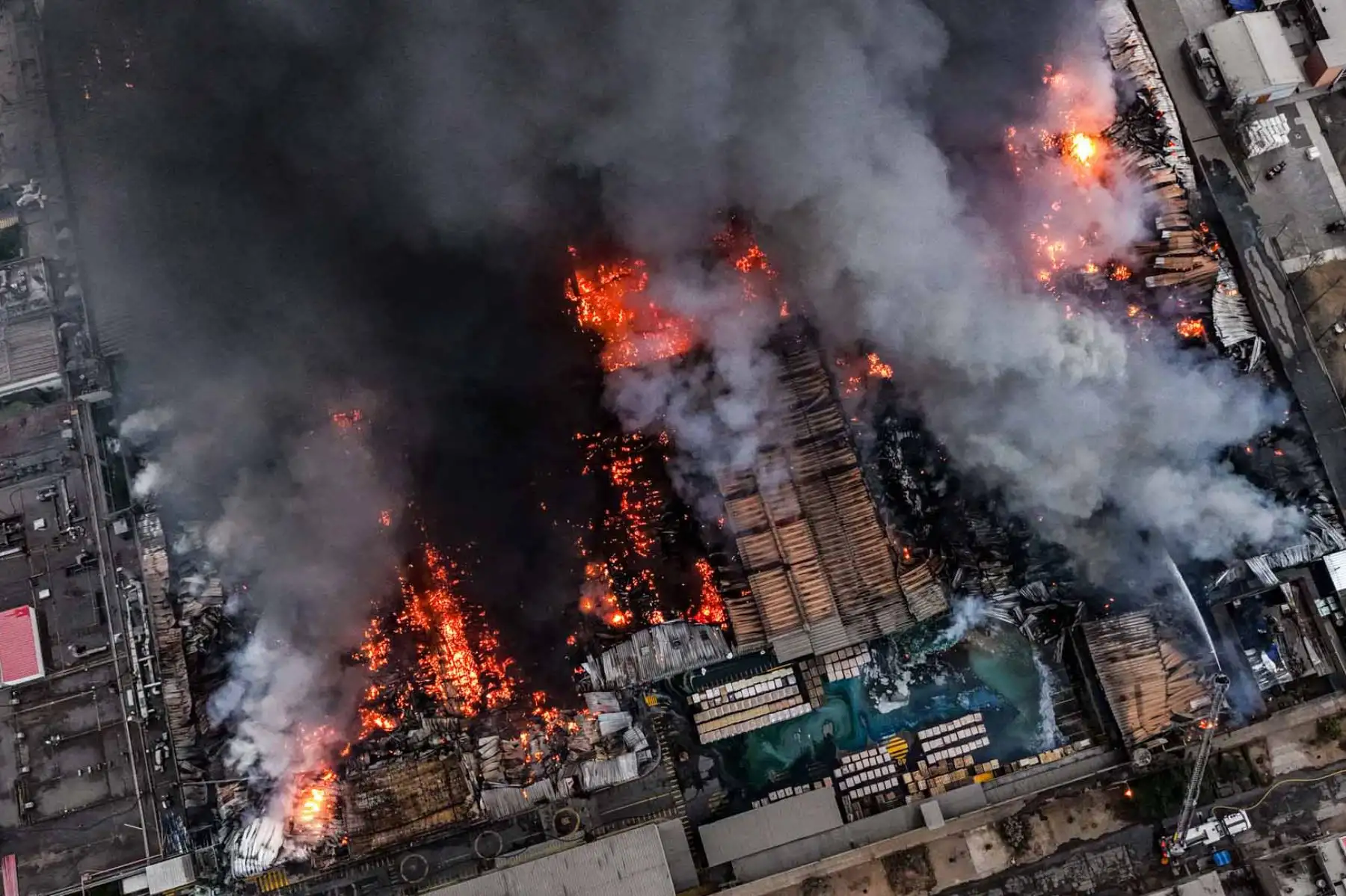 El incendio se registra desde la madrugada en la planta de Yobel, ubicada en la avenida San Genaro, en el distrito de Los Olivos. Foto: ANDINA/ Juan Carlos Guzmán