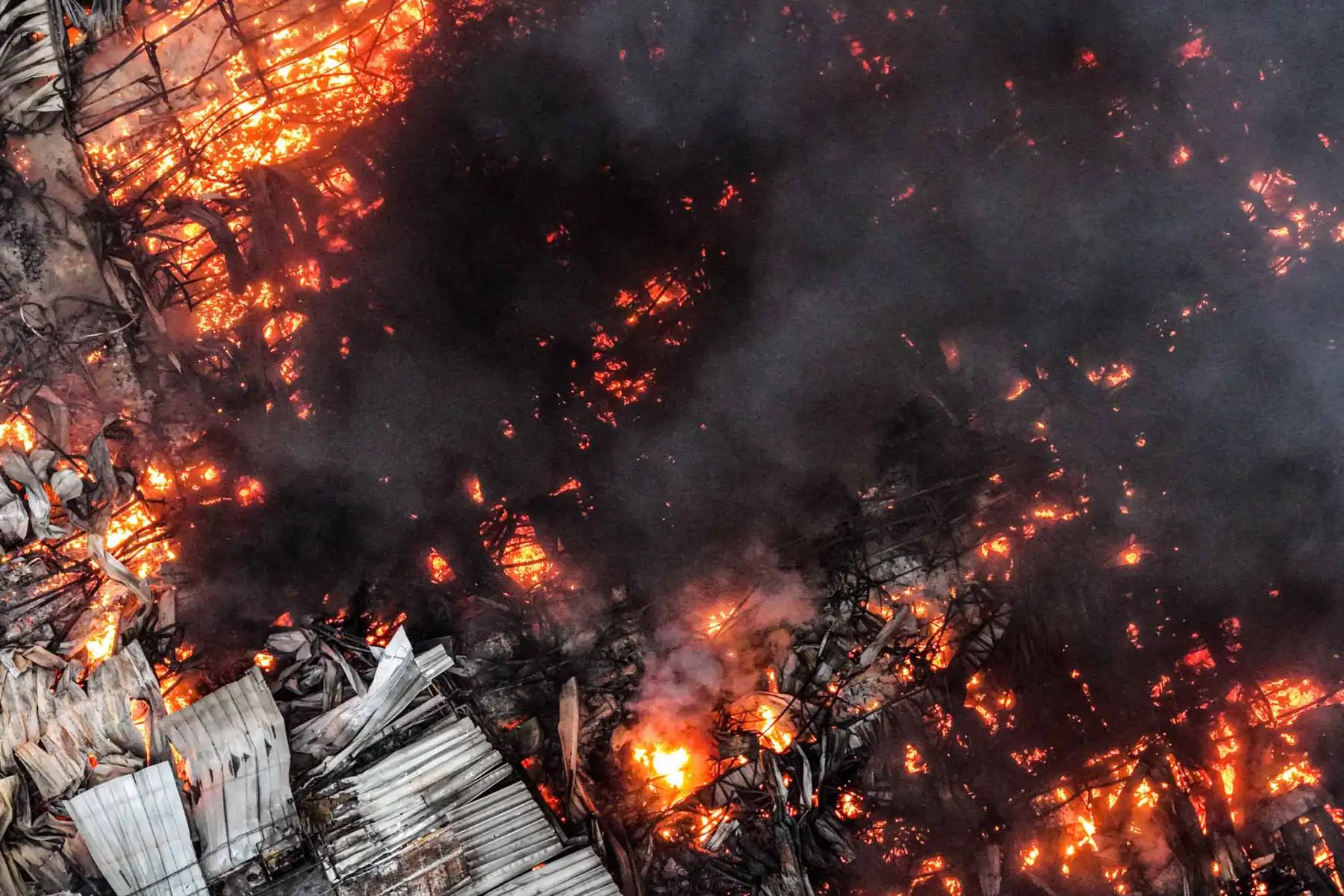 El incendio se registra desde la madrugada en la planta de Yobel, ubicada en la avenida San Genaro, en el distrito de Los Olivos. Foto: ANDINA/ Juan Carlos Guzmán