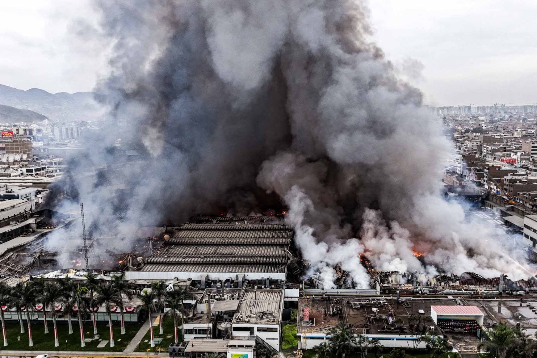 Los equipos de emergencia atacan el incendio por varios frentes debido a la presencia de materiales y productos químicos almacenados en la planta. Foto: ANDINA/ Juan Carlos Guzmán