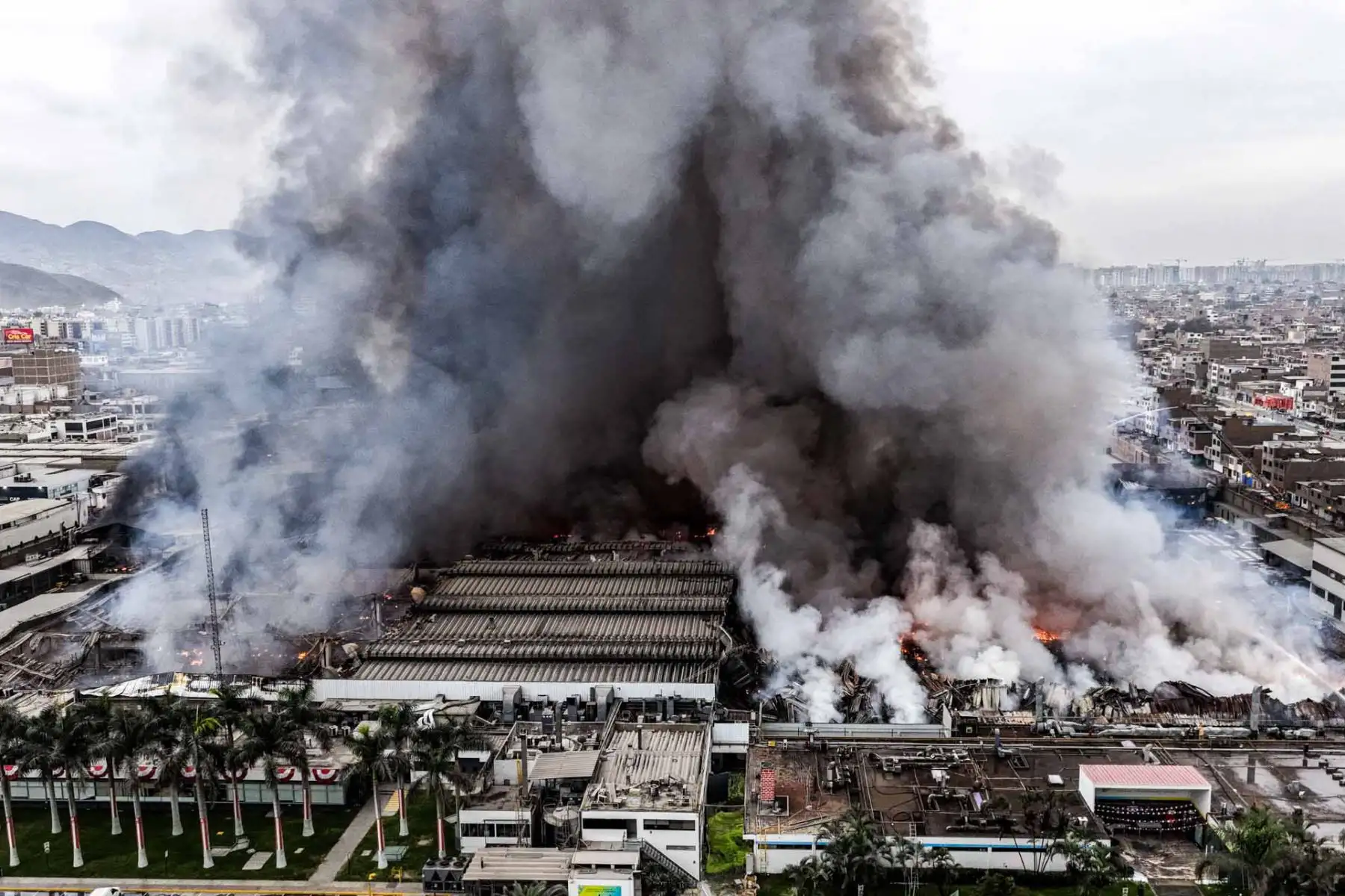 Los equipos de emergencia atacan el incendio por varios frentes debido a la presencia de materiales y productos químicos almacenados en la planta. Foto: ANDINA/ Juan Carlos Guzmán