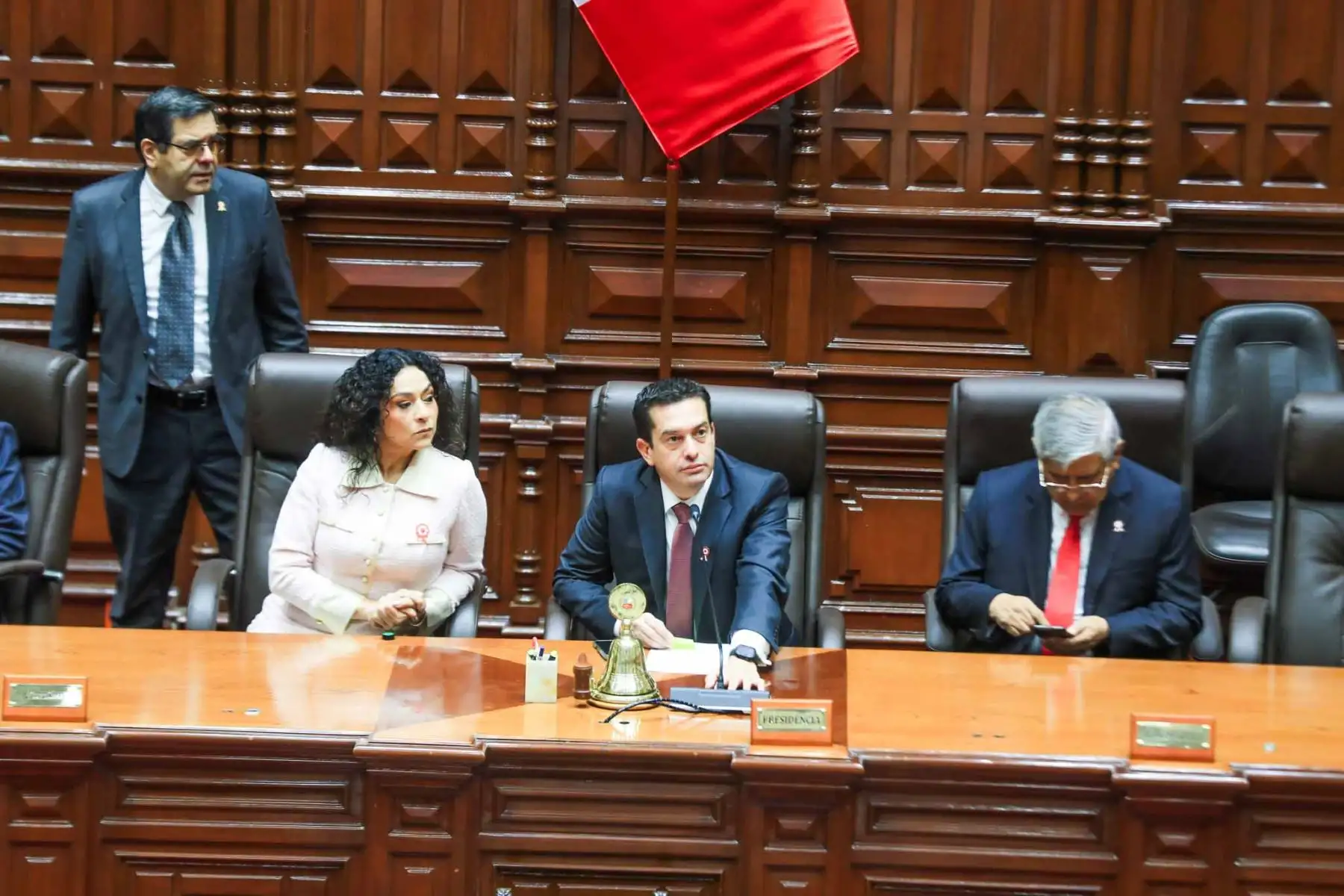 El presidente de la Mesa Directiva de la Junta Preparatoria, Miguel Ángel Torres, declaró instalada la Junta Preparatoria y en sesión permanente. Foto: ANDINA/ Ricardo Cuba