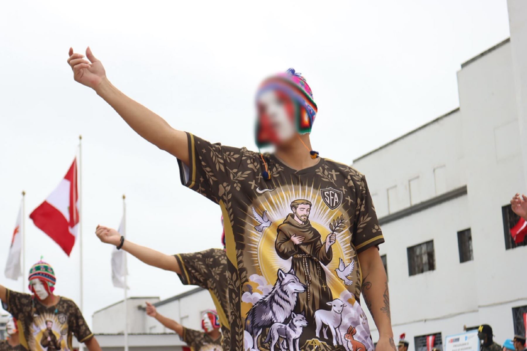 Más de 200 adolescentes de centros juveniles celebran Fiestas Patrias con desfile cívico