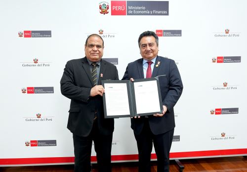 El ministro de Economía y Finanzas, Rodolfo Acuña y el  gerente general (e) de Editora Perú, Félix Paz, muestran el acuerdo de cooperación interinstitucional firmado para la difusión de información económica. ANDINA/Difusión