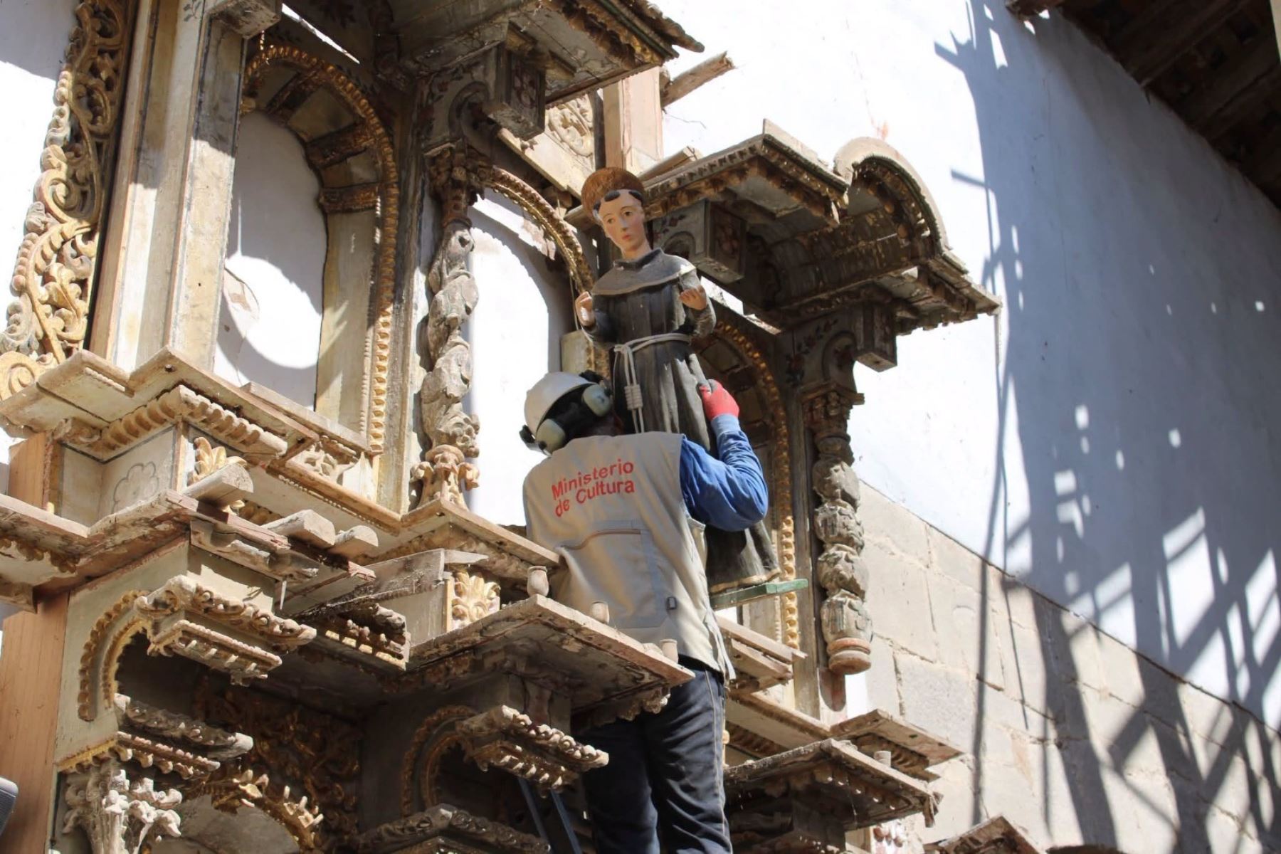 Buena noticia: rescatan 40 imágenes religiosas de iglesia de Chongos Bajo tras sismo