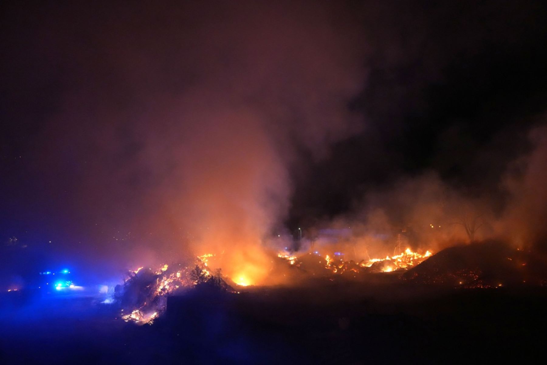 En la imagen se ven pacas de paja en llamas mientras los bomberos combaten un incendio forestal en la zona de Cebreros, cerca de Ávila, a 80 km al oeste de Madrid, la noche del 24 de julio de 2026. Foto: AFP