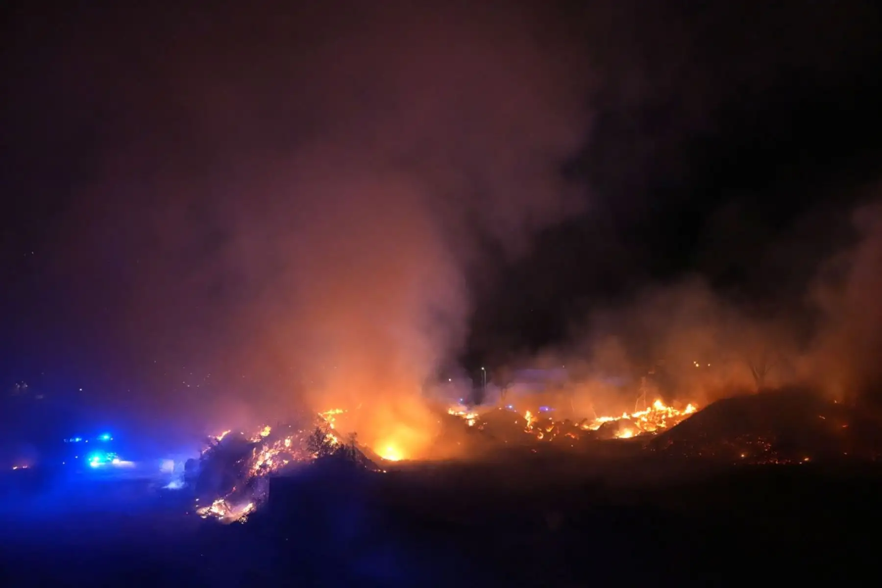 En la imagen se ven pacas de paja en llamas mientras los bomberos combaten un incendio forestal en la zona de Cebreros, cerca de Ávila, a 80 km al oeste de Madrid, la noche del 24 de julio de 2026. Foto: AFP