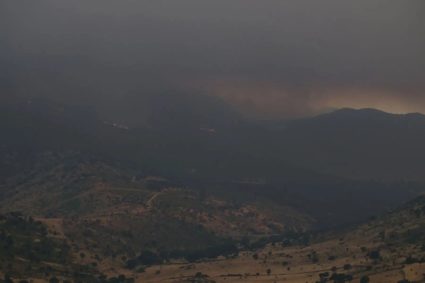 Una fotografía tomada el 24 de julio de 2026 en Puerto de la Cruz Verde, cerca de Ávila, a 80 km al oeste de Madrid, muestra el humo de un incendio forestal que asolaba la capital española. Foto: AFP