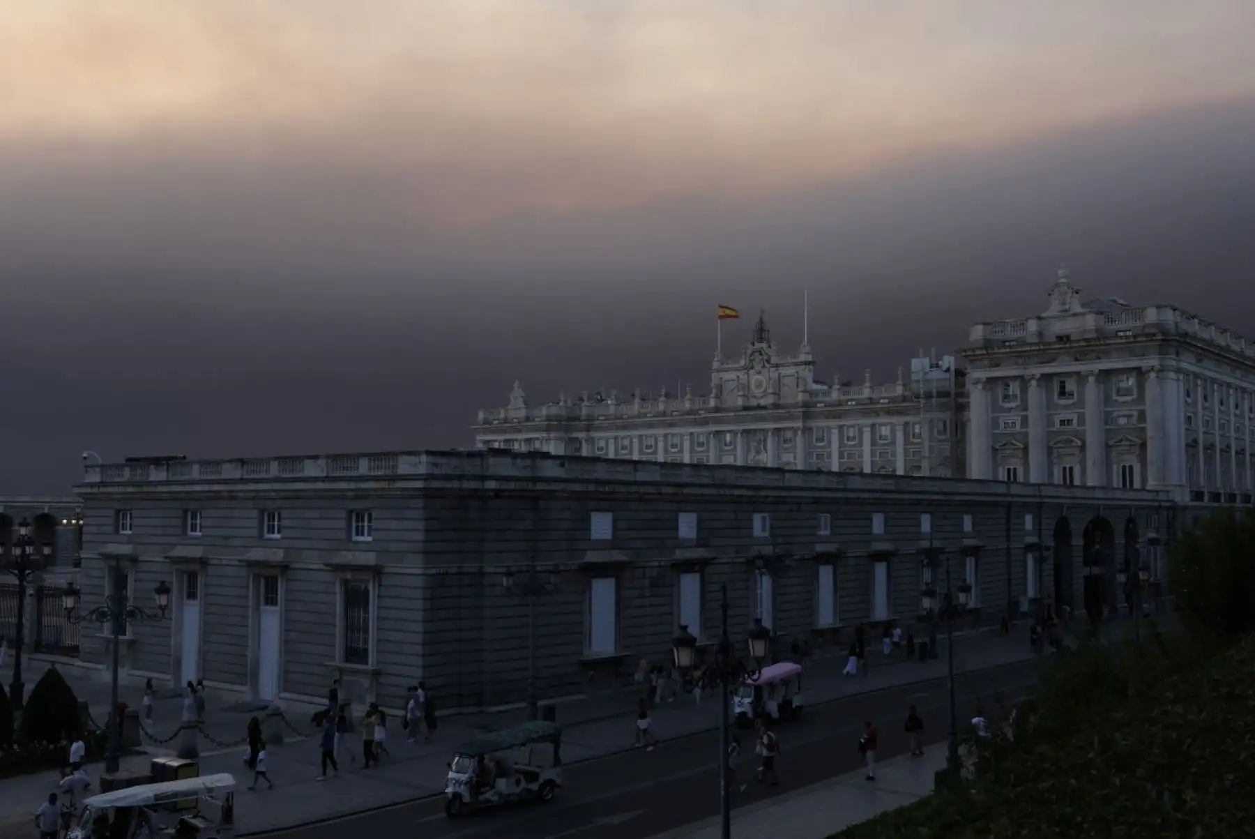 Una fotografía tomada el 24 de julio de 2026 muestra el cielo brumoso sobre el Palacio Real mientras un incendio forestal arrasa al oeste de Madrid. Foto: AFP