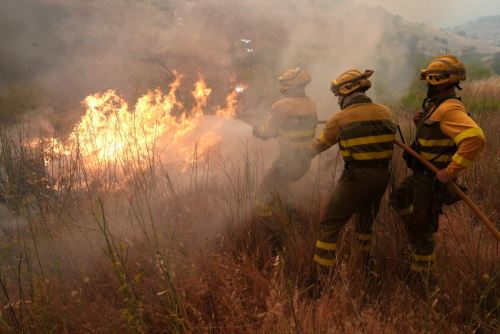 Incendios forestales en Francia y España obligan a la evacuación de decenas de miles de personas