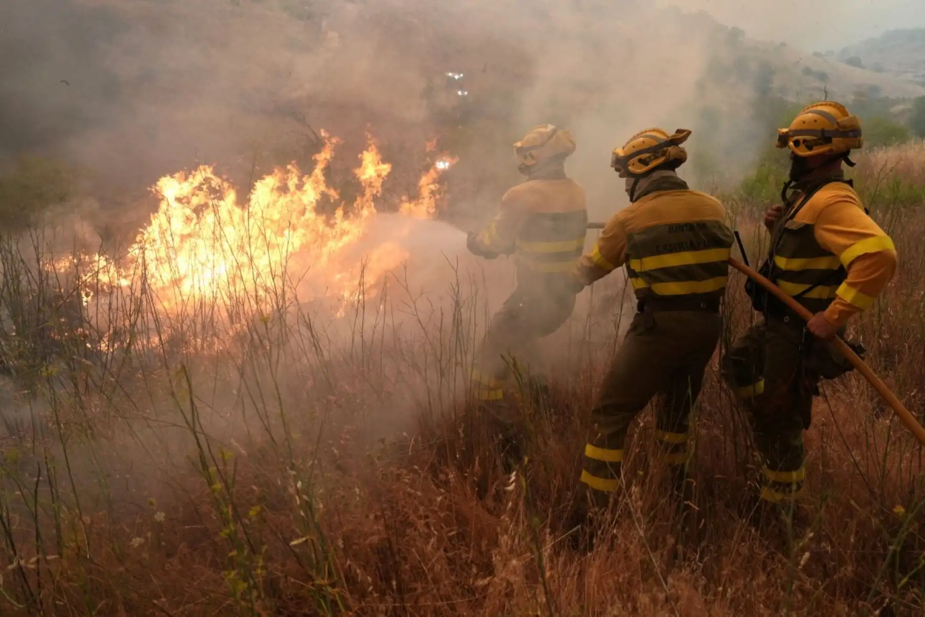 Los bomberos combaten un incendio forestal en la zona de Cebreros, cerca de Ávila, a 80 km al oeste de Madrid, el 24 de julio de 2026. Foto: AFP