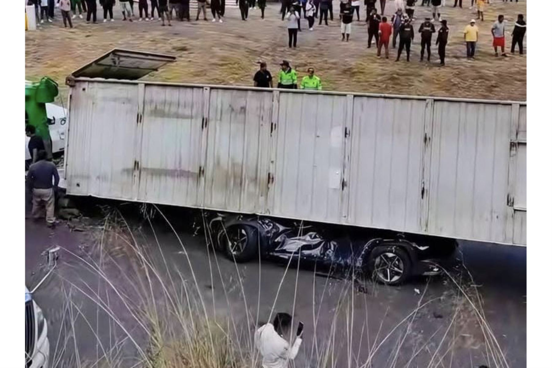 Carretera Central: contenedor de semitráiler aplasta dos autos y deja dos fallecidos