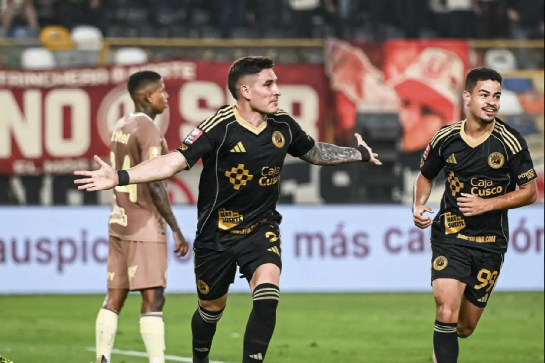 Universitario de Deportes derrotó 2-1 a Cusco FC en el Estadio Monumental por la segunda fecha del Torneo Clausura. Los goles cremas fueron anotados por Alex Valera y Gianluca Lapadula, quien marcó su primer gol con la camiseta crema. Foto: Liga 1
